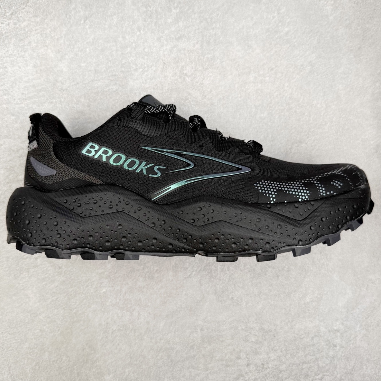 Brooks 布鲁克斯 Caldera 8 山啸舒适耐磨轻便 低帮越野跑步鞋 Brooks 四大跑鞋之一 百年品牌 跑鞋从外形上基本就能判断这是一款速度跑鞋 简洁干练的外形结构和极强的运动流线型看着非常有速度感 上脚的第一感觉是非常轻 美码9码的鞋单只206g不到 从个人偏好来说 200g左右的竞速鞋最具安全感 鞋面采用单层网布 很薄 前掌使用了大量开放式网眼 排气直接快速 透气性上乘 鞋舌也是轻量化设计 仅为一层麂皮 和脚背完美贴合 鞋舌中央有个防偏穿孔 从实际穿着来看 通常鞋舌都是外偏 如果是防偏穿孔位于中心 防偏效果其实并不十分有效 如果采用趋外侧的偏心设计更有效 鞋帮泡棉填充量不大 但非常紧凑 贴合舒适 包裹稳固 内置硬质TPU保证必要的稳定性 跑鞋中底采用的是DNA FLASH科技材料 DNA FLASH中底科技 是Brooks第一款将氮气注入中底的创新科技 主要原理是借助“超临界流体”发泡技术 将液态氮稳定的转化为气态氮 并使其均匀地形成无数紧密贴合的密闭式气囊结构 尺码：36 36.5 37.5 38 38.5 39 40 40.5 41 42 42.5 43 44 44.5 45 46-选品中心