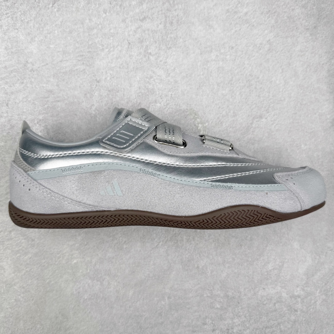 AD FOS URBAN REVERIE 舒适百搭 耐磨 低帮 生活休闲鞋 JQ9392 实拍调校N版已经零色差零失真 百分百还原实物色彩所见即所得 不存在货不对板色差等低级问题 选购参考实物拍摄 不混卖不参货 只用心做好货严格选品 承诺混一赔十 尺码：36 36.5 37.5 38 38.5 39 40 40.5 41 42 42.5 43 44 44.5 45-选品中心