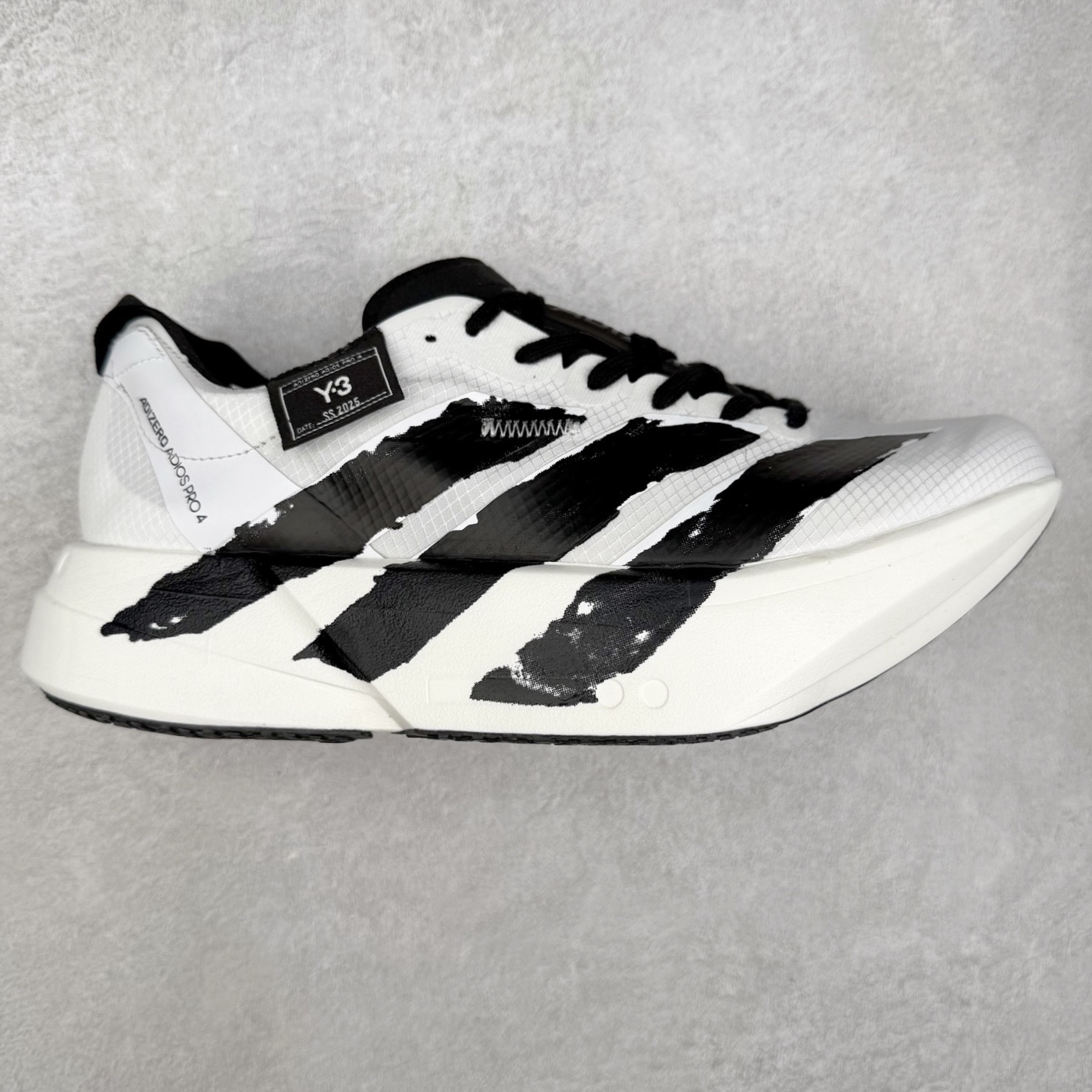 AD Adizero Adios Pro 4 马拉松竞速专业跑鞋 JR6658 CELERMESH针织网面非常轻薄 纤维间的缝隙很大 可以保证跑步时的透气、排汗效果 鞋舌直接与两侧的内衬和鞋底连接在一起 在跑步过程中不会被鞋舌的左右移动所困扰 在标准鞋带孔的基础上再拓宽一组鞋带孔 适合不同脚型的需求 突破性 EnergyRods 技术，有助于跑者实现更好的成绩 中底独特的LIGHTSTRIKE PRO泡棉材质 微弹感觉在跑步过程中给予了良好的支撑体验 对于顶级精英和高水平进阶跑者来说 ADIOS PRO是一双值得信赖的竞速比赛用鞋 尺码：36 36.5 37.5 38 38.5 39 40 40.5 41 42 42.5 43 44 44.5 45-选品中心