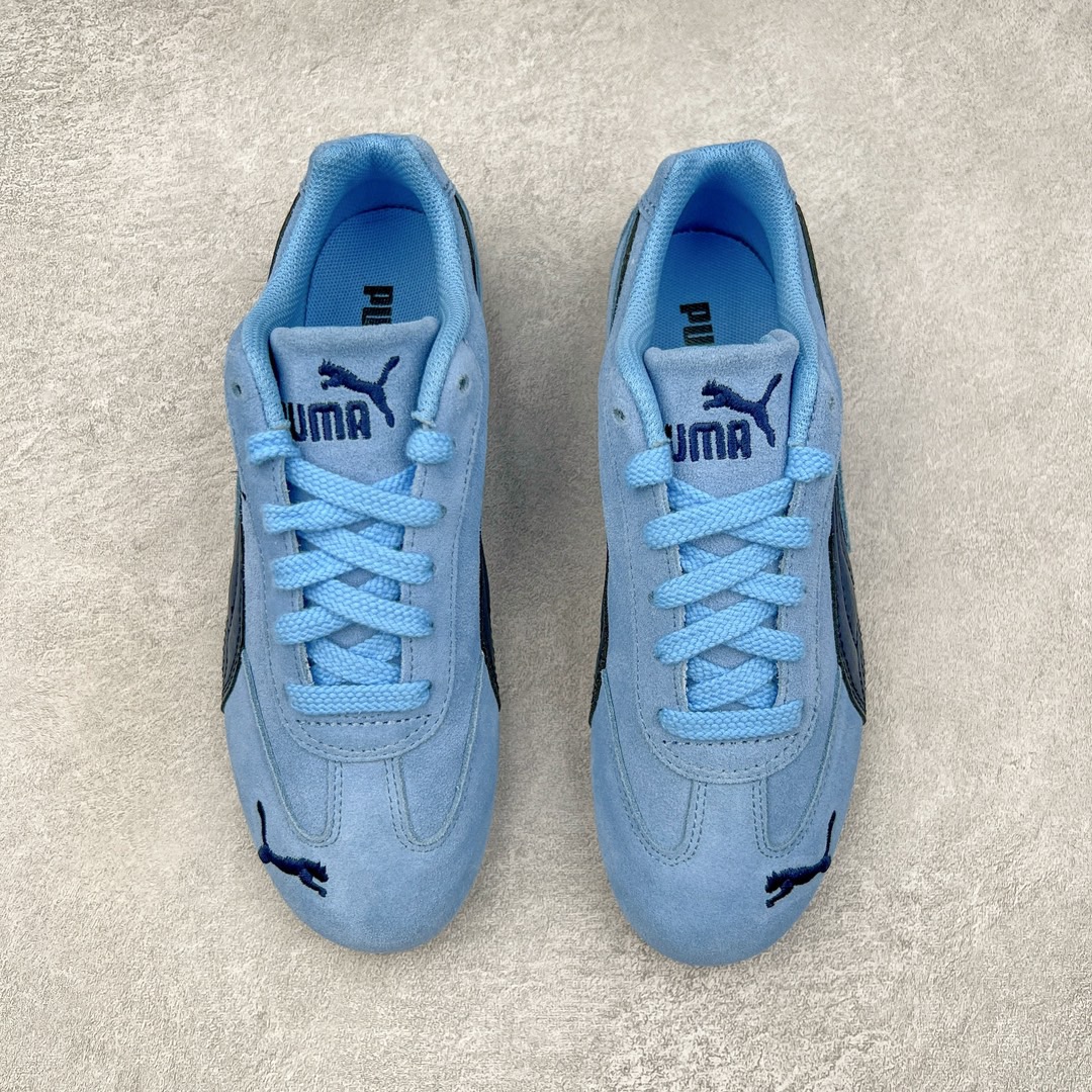 图片[2]-＃TG特价福利 PUMA Speedca OG 彪马极速赛车系列低帮德训风拼接复古百搭休闲运动赛车鞋 鞋款从80、90年代赛车手所穿的防火赛车鞋为原型，鞋身线条模仿了赛车的流线廓形，体现了空气动力学原理的结构。简约流畅的外观，恰好又和贯穿其中的Formstrip Logo融合恰到好处，视觉上细节丰富且协调。本次Speedcat OG鞋款归来，最大看点自然式保留了窄版鞋型以及薄底构造。这两年各品牌鞋底越做越厚，Speedcat反其道而行之，上脚几乎无鞋底的效果带来耳目一新的视觉体验。鞋面依旧是以质感细腻的麂皮材质打造，并且大面积近乎全包裹的使用，复古味道也愈发浓烈。配色上更是将最原始的黑色和红色带回，向F1赛车队的标志性队服致敬。相信让各位一眼种草的更多是出挑的大红色，上脚即可瞬间点亮整体造型，在以球鞋为核心的OOTD中脱颖而出。而另一款黑色则是低调的万金油，彰显新潮个性的同时又不喧宾夺主，也是热爱简约系穿搭朋友的首选。 尺码：35.5 36 37 37.5 38 38.5 39 40 40.5 41 42 42.5 43 44 44.5 45-选品中心