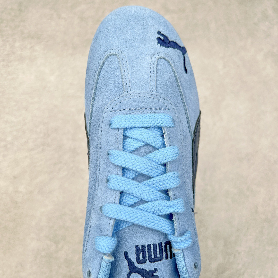 图片[4]-＃TG特价福利 PUMA Speedca OG 彪马极速赛车系列低帮德训风拼接复古百搭休闲运动赛车鞋 鞋款从80、90年代赛车手所穿的防火赛车鞋为原型，鞋身线条模仿了赛车的流线廓形，体现了空气动力学原理的结构。简约流畅的外观，恰好又和贯穿其中的Formstrip Logo融合恰到好处，视觉上细节丰富且协调。本次Speedcat OG鞋款归来，最大看点自然式保留了窄版鞋型以及薄底构造。这两年各品牌鞋底越做越厚，Speedcat反其道而行之，上脚几乎无鞋底的效果带来耳目一新的视觉体验。鞋面依旧是以质感细腻的麂皮材质打造，并且大面积近乎全包裹的使用，复古味道也愈发浓烈。配色上更是将最原始的黑色和红色带回，向F1赛车队的标志性队服致敬。相信让各位一眼种草的更多是出挑的大红色，上脚即可瞬间点亮整体造型，在以球鞋为核心的OOTD中脱颖而出。而另一款黑色则是低调的万金油，彰显新潮个性的同时又不喧宾夺主，也是热爱简约系穿搭朋友的首选。 尺码：35.5 36 37 37.5 38 38.5 39 40 40.5 41 42 42.5 43 44 44.5 45-选品中心