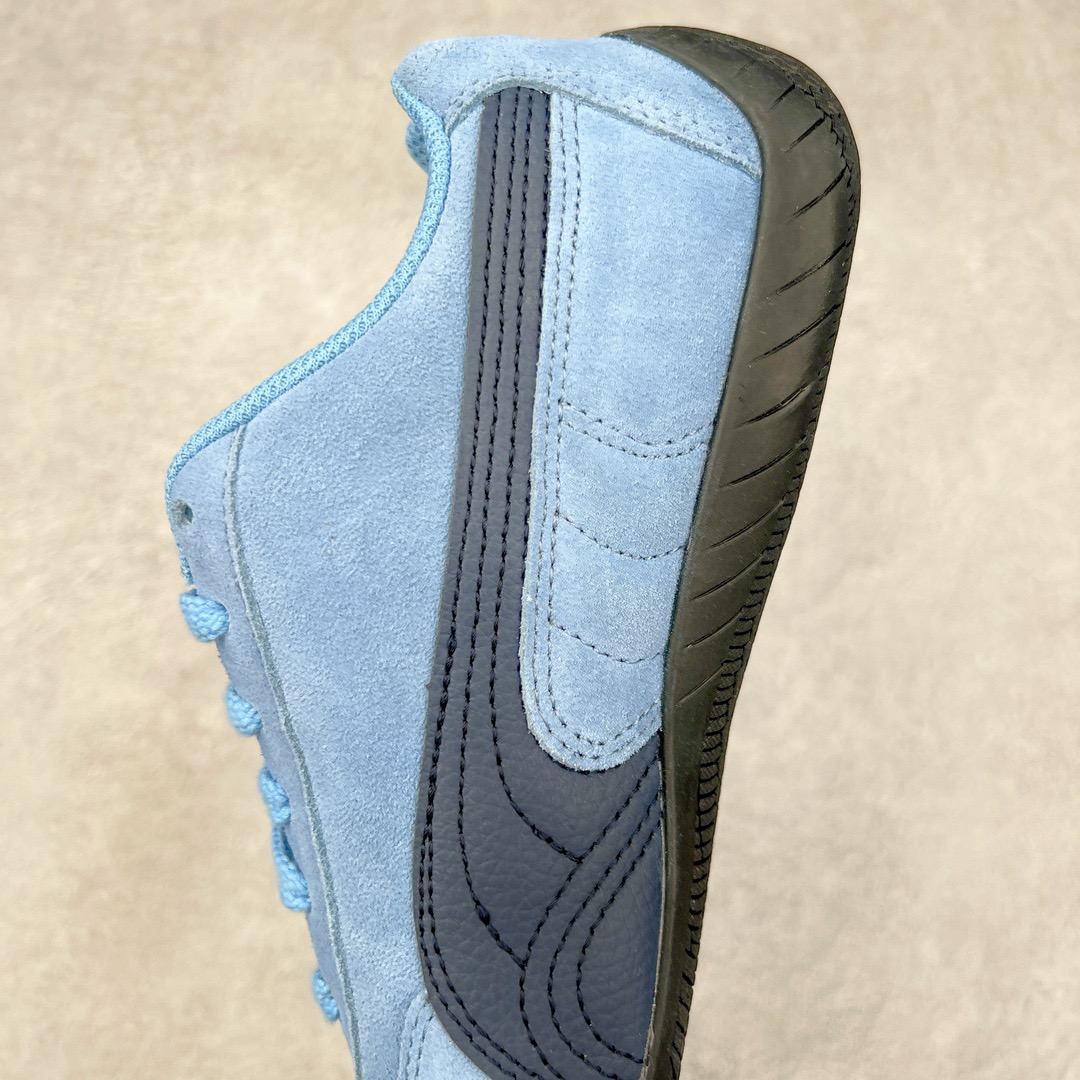 图片[7]-＃TG特价福利 PUMA Speedca OG 彪马极速赛车系列低帮德训风拼接复古百搭休闲运动赛车鞋 鞋款从80、90年代赛车手所穿的防火赛车鞋为原型，鞋身线条模仿了赛车的流线廓形，体现了空气动力学原理的结构。简约流畅的外观，恰好又和贯穿其中的Formstrip Logo融合恰到好处，视觉上细节丰富且协调。本次Speedcat OG鞋款归来，最大看点自然式保留了窄版鞋型以及薄底构造。这两年各品牌鞋底越做越厚，Speedcat反其道而行之，上脚几乎无鞋底的效果带来耳目一新的视觉体验。鞋面依旧是以质感细腻的麂皮材质打造，并且大面积近乎全包裹的使用，复古味道也愈发浓烈。配色上更是将最原始的黑色和红色带回，向F1赛车队的标志性队服致敬。相信让各位一眼种草的更多是出挑的大红色，上脚即可瞬间点亮整体造型，在以球鞋为核心的OOTD中脱颖而出。而另一款黑色则是低调的万金油，彰显新潮个性的同时又不喧宾夺主，也是热爱简约系穿搭朋友的首选。 尺码：35.5 36 37 37.5 38 38.5 39 40 40.5 41 42 42.5 43 44 44.5 45-选品中心