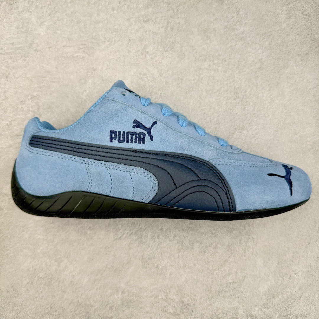 ＃TG特价福利 PUMA Speedca OG 彪马极速赛车系列低帮德训风拼接复古百搭休闲运动赛车鞋 鞋款从80、90年代赛车手所穿的防火赛车鞋为原型，鞋身线条模仿了赛车的流线廓形，体现了空气动力学原理的结构。简约流畅的外观，恰好又和贯穿其中的Formstrip Logo融合恰到好处，视觉上细节丰富且协调。本次Speedcat OG鞋款归来，最大看点自然式保留了窄版鞋型以及薄底构造。这两年各品牌鞋底越做越厚，Speedcat反其道而行之，上脚几乎无鞋底的效果带来耳目一新的视觉体验。鞋面依旧是以质感细腻的麂皮材质打造，并且大面积近乎全包裹的使用，复古味道也愈发浓烈。配色上更是将最原始的黑色和红色带回，向F1赛车队的标志性队服致敬。相信让各位一眼种草的更多是出挑的大红色，上脚即可瞬间点亮整体造型，在以球鞋为核心的OOTD中脱颖而出。而另一款黑色则是低调的万金油，彰显新潮个性的同时又不喧宾夺主，也是热爱简约系穿搭朋友的首选。 尺码：35.5 36 37 37.5 38 38.5 39 40 40.5 41 42 42.5 43 44 44.5 45-选品中心