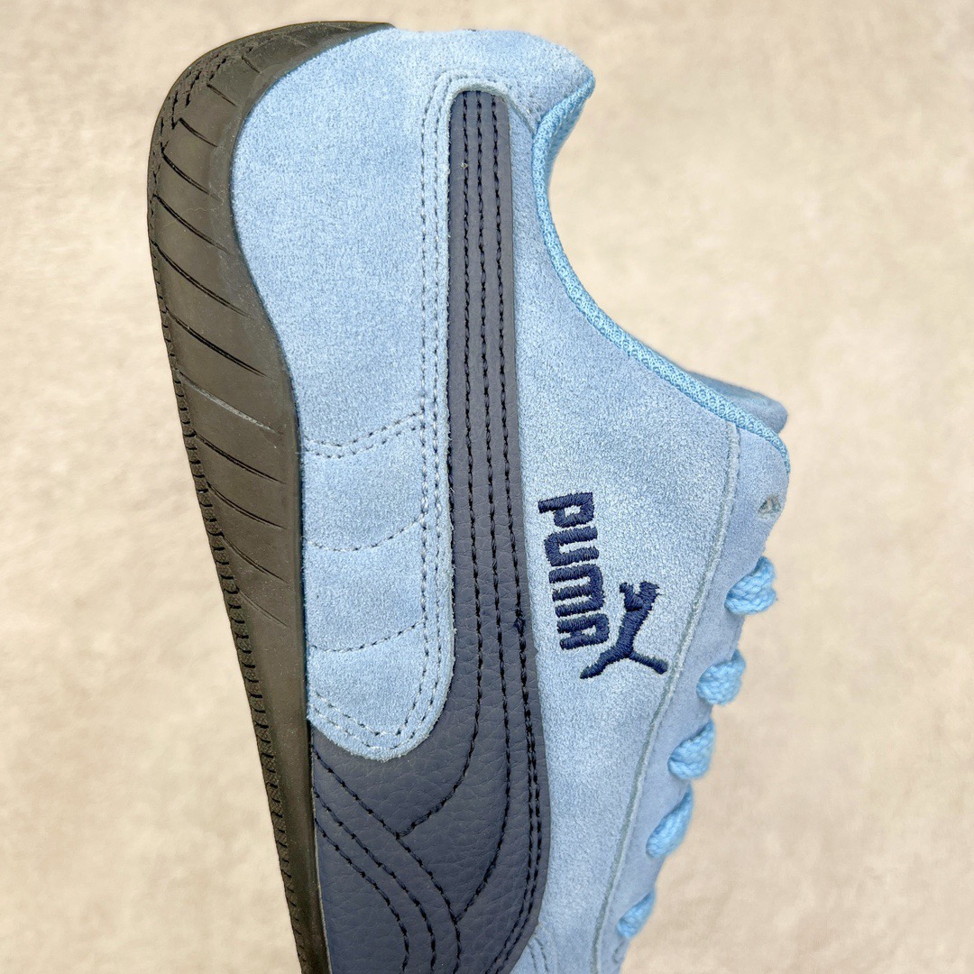 图片[6]-＃TG特价福利 PUMA Speedca OG 彪马极速赛车系列低帮德训风拼接复古百搭休闲运动赛车鞋 鞋款从80、90年代赛车手所穿的防火赛车鞋为原型，鞋身线条模仿了赛车的流线廓形，体现了空气动力学原理的结构。简约流畅的外观，恰好又和贯穿其中的Formstrip Logo融合恰到好处，视觉上细节丰富且协调。本次Speedcat OG鞋款归来，最大看点自然式保留了窄版鞋型以及薄底构造。这两年各品牌鞋底越做越厚，Speedcat反其道而行之，上脚几乎无鞋底的效果带来耳目一新的视觉体验。鞋面依旧是以质感细腻的麂皮材质打造，并且大面积近乎全包裹的使用，复古味道也愈发浓烈。配色上更是将最原始的黑色和红色带回，向F1赛车队的标志性队服致敬。相信让各位一眼种草的更多是出挑的大红色，上脚即可瞬间点亮整体造型，在以球鞋为核心的OOTD中脱颖而出。而另一款黑色则是低调的万金油，彰显新潮个性的同时又不喧宾夺主，也是热爱简约系穿搭朋友的首选。 尺码：35.5 36 37 37.5 38 38.5 39 40 40.5 41 42 42.5 43 44 44.5 45-选品中心