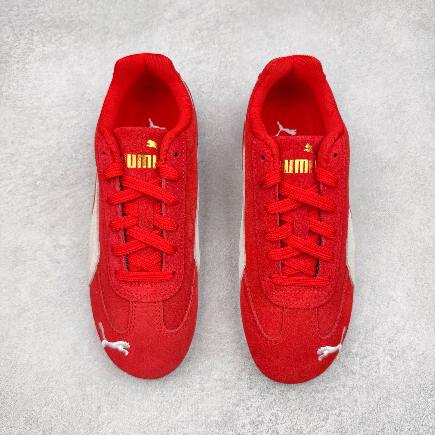 图片[2]-＃TG特价福利 PUMA Speedca OG 彪马极速赛车系列低帮德训风拼接复古百搭休闲运动赛车鞋 鞋款从80、90年代赛车手所穿的防火赛车鞋为原型，鞋身线条模仿了赛车的流线廓形，体现了空气动力学原理的结构。简约流畅的外观，恰好又和贯穿其中的Formstrip Logo融合恰到好处，视觉上细节丰富且协调。本次Speedcat OG鞋款归来，最大看点自然式保留了窄版鞋型以及薄底构造。这两年各品牌鞋底越做越厚，Speedcat反其道而行之，上脚几乎无鞋底的效果带来耳目一新的视觉体验。鞋面依旧是以质感细腻的麂皮材质打造，并且大面积近乎全包裹的使用，复古味道也愈发浓烈。配色上更是将最原始的黑色和红色带回，向F1赛车队的标志性队服致敬。相信让各位一眼种草的更多是出挑的大红色，上脚即可瞬间点亮整体造型，在以球鞋为核心的OOTD中脱颖而出。而另一款黑色则是低调的万金油，彰显新潮个性的同时又不喧宾夺主，也是热爱简约系穿搭朋友的首选。 尺码：35.5 36 37 37.5 38 38.5 39 40 40.5 41 42 42.5 43 44 44.5 45-选品中心