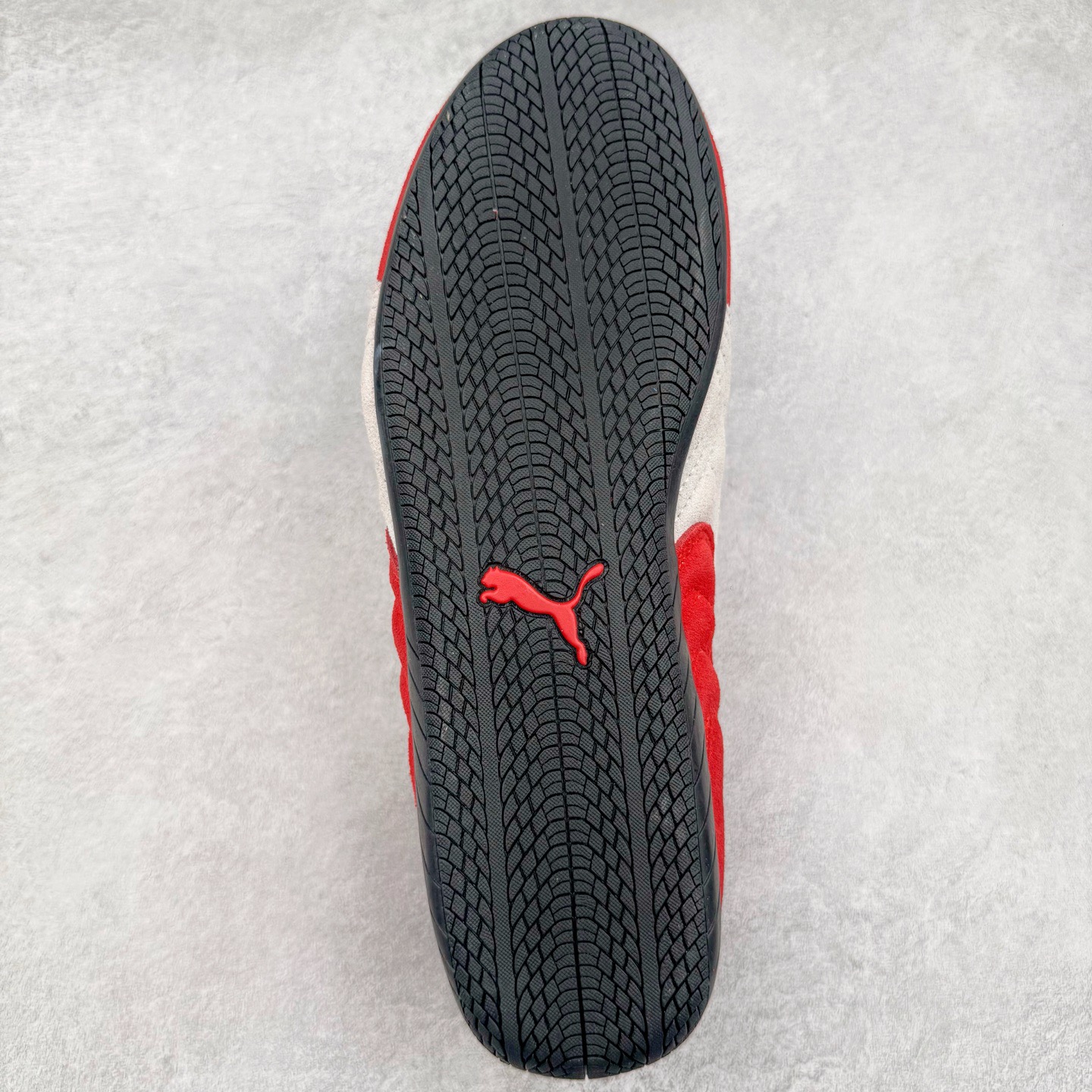 图片[9]-＃TG特价福利 PUMA Speedca OG 彪马极速赛车系列低帮德训风拼接复古百搭休闲运动赛车鞋 鞋款从80、90年代赛车手所穿的防火赛车鞋为原型，鞋身线条模仿了赛车的流线廓形，体现了空气动力学原理的结构。简约流畅的外观，恰好又和贯穿其中的Formstrip Logo融合恰到好处，视觉上细节丰富且协调。本次Speedcat OG鞋款归来，最大看点自然式保留了窄版鞋型以及薄底构造。这两年各品牌鞋底越做越厚，Speedcat反其道而行之，上脚几乎无鞋底的效果带来耳目一新的视觉体验。鞋面依旧是以质感细腻的麂皮材质打造，并且大面积近乎全包裹的使用，复古味道也愈发浓烈。配色上更是将最原始的黑色和红色带回，向F1赛车队的标志性队服致敬。相信让各位一眼种草的更多是出挑的大红色，上脚即可瞬间点亮整体造型，在以球鞋为核心的OOTD中脱颖而出。而另一款黑色则是低调的万金油，彰显新潮个性的同时又不喧宾夺主，也是热爱简约系穿搭朋友的首选。 尺码：35.5 36 37 37.5 38 38.5 39 40 40.5 41 42 42.5 43 44 44.5 45-选品中心