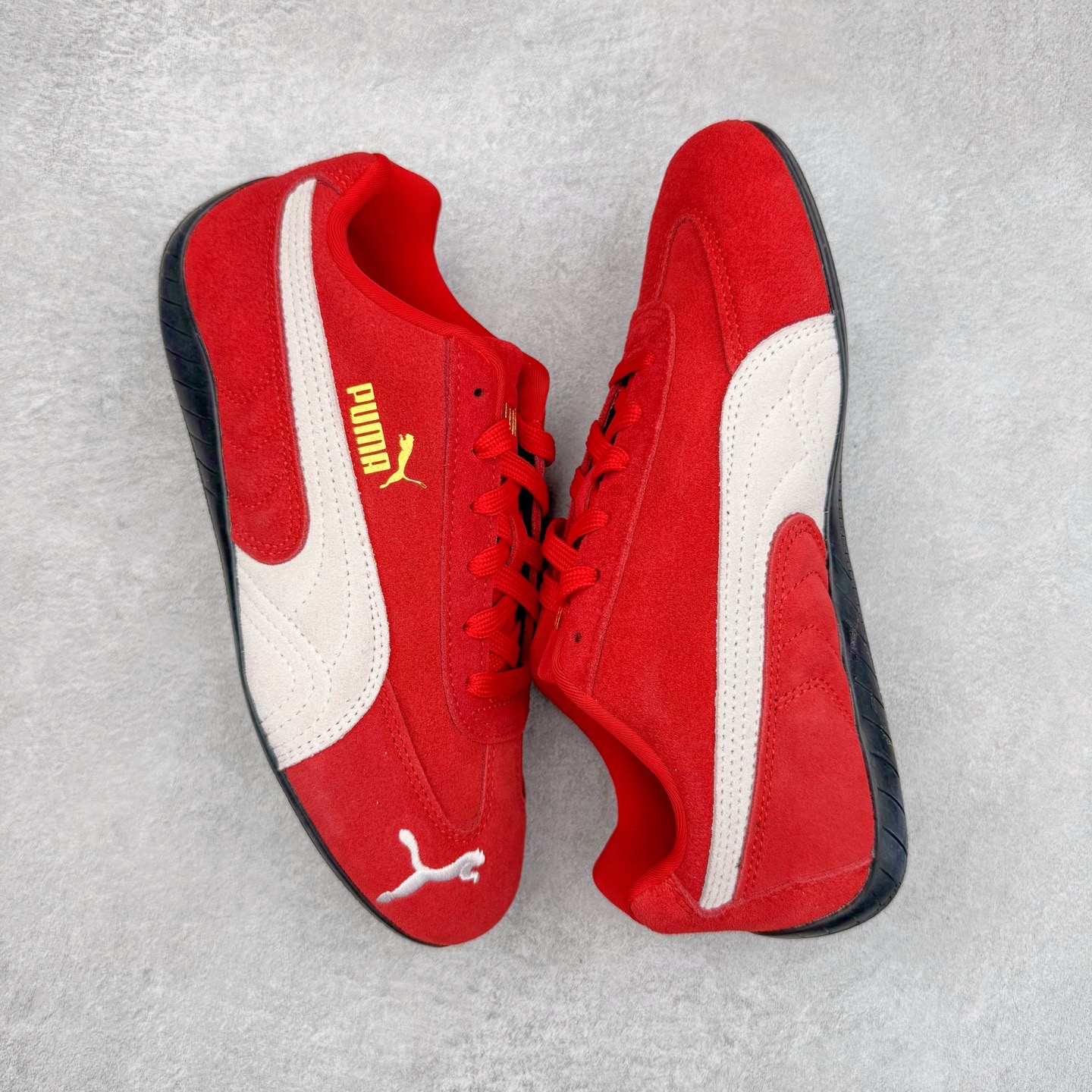 图片[3]-＃TG特价福利 PUMA Speedca OG 彪马极速赛车系列低帮德训风拼接复古百搭休闲运动赛车鞋 鞋款从80、90年代赛车手所穿的防火赛车鞋为原型，鞋身线条模仿了赛车的流线廓形，体现了空气动力学原理的结构。简约流畅的外观，恰好又和贯穿其中的Formstrip Logo融合恰到好处，视觉上细节丰富且协调。本次Speedcat OG鞋款归来，最大看点自然式保留了窄版鞋型以及薄底构造。这两年各品牌鞋底越做越厚，Speedcat反其道而行之，上脚几乎无鞋底的效果带来耳目一新的视觉体验。鞋面依旧是以质感细腻的麂皮材质打造，并且大面积近乎全包裹的使用，复古味道也愈发浓烈。配色上更是将最原始的黑色和红色带回，向F1赛车队的标志性队服致敬。相信让各位一眼种草的更多是出挑的大红色，上脚即可瞬间点亮整体造型，在以球鞋为核心的OOTD中脱颖而出。而另一款黑色则是低调的万金油，彰显新潮个性的同时又不喧宾夺主，也是热爱简约系穿搭朋友的首选。 尺码：35.5 36 37 37.5 38 38.5 39 40 40.5 41 42 42.5 43 44 44.5 45-选品中心