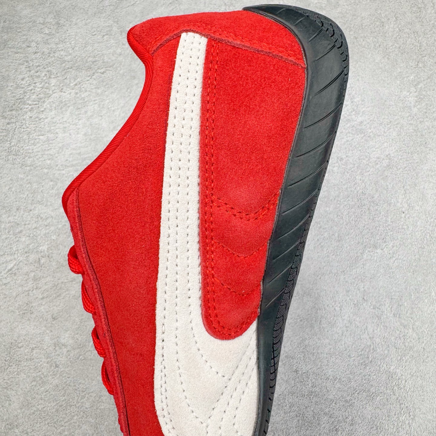 图片[7]-＃TG特价福利 PUMA Speedca OG 彪马极速赛车系列低帮德训风拼接复古百搭休闲运动赛车鞋 鞋款从80、90年代赛车手所穿的防火赛车鞋为原型，鞋身线条模仿了赛车的流线廓形，体现了空气动力学原理的结构。简约流畅的外观，恰好又和贯穿其中的Formstrip Logo融合恰到好处，视觉上细节丰富且协调。本次Speedcat OG鞋款归来，最大看点自然式保留了窄版鞋型以及薄底构造。这两年各品牌鞋底越做越厚，Speedcat反其道而行之，上脚几乎无鞋底的效果带来耳目一新的视觉体验。鞋面依旧是以质感细腻的麂皮材质打造，并且大面积近乎全包裹的使用，复古味道也愈发浓烈。配色上更是将最原始的黑色和红色带回，向F1赛车队的标志性队服致敬。相信让各位一眼种草的更多是出挑的大红色，上脚即可瞬间点亮整体造型，在以球鞋为核心的OOTD中脱颖而出。而另一款黑色则是低调的万金油，彰显新潮个性的同时又不喧宾夺主，也是热爱简约系穿搭朋友的首选。 尺码：35.5 36 37 37.5 38 38.5 39 40 40.5 41 42 42.5 43 44 44.5 45-选品中心