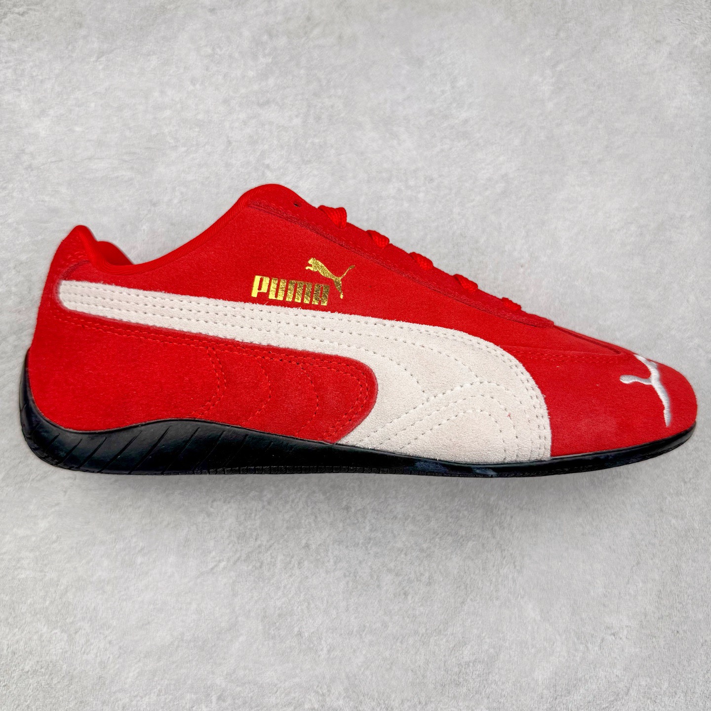 ＃TG特价福利 PUMA Speedca OG 彪马极速赛车系列低帮德训风拼接复古百搭休闲运动赛车鞋 鞋款从80、90年代赛车手所穿的防火赛车鞋为原型，鞋身线条模仿了赛车的流线廓形，体现了空气动力学原理的结构。简约流畅的外观，恰好又和贯穿其中的Formstrip Logo融合恰到好处，视觉上细节丰富且协调。本次Speedcat OG鞋款归来，最大看点自然式保留了窄版鞋型以及薄底构造。这两年各品牌鞋底越做越厚，Speedcat反其道而行之，上脚几乎无鞋底的效果带来耳目一新的视觉体验。鞋面依旧是以质感细腻的麂皮材质打造，并且大面积近乎全包裹的使用，复古味道也愈发浓烈。配色上更是将最原始的黑色和红色带回，向F1赛车队的标志性队服致敬。相信让各位一眼种草的更多是出挑的大红色，上脚即可瞬间点亮整体造型，在以球鞋为核心的OOTD中脱颖而出。而另一款黑色则是低调的万金油，彰显新潮个性的同时又不喧宾夺主，也是热爱简约系穿搭朋友的首选。 尺码：35.5 36 37 37.5 38 38.5 39 40 40.5 41 42 42.5 43 44 44.5 45-选品中心