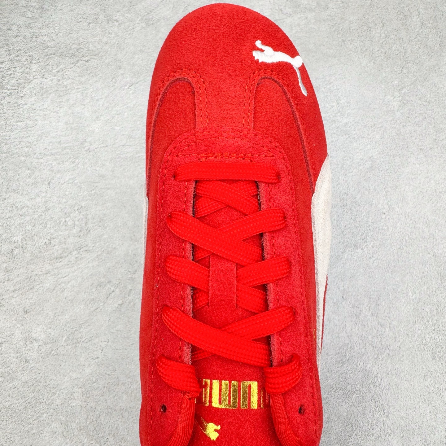 图片[4]-＃TG特价福利 PUMA Speedca OG 彪马极速赛车系列低帮德训风拼接复古百搭休闲运动赛车鞋 鞋款从80、90年代赛车手所穿的防火赛车鞋为原型，鞋身线条模仿了赛车的流线廓形，体现了空气动力学原理的结构。简约流畅的外观，恰好又和贯穿其中的Formstrip Logo融合恰到好处，视觉上细节丰富且协调。本次Speedcat OG鞋款归来，最大看点自然式保留了窄版鞋型以及薄底构造。这两年各品牌鞋底越做越厚，Speedcat反其道而行之，上脚几乎无鞋底的效果带来耳目一新的视觉体验。鞋面依旧是以质感细腻的麂皮材质打造，并且大面积近乎全包裹的使用，复古味道也愈发浓烈。配色上更是将最原始的黑色和红色带回，向F1赛车队的标志性队服致敬。相信让各位一眼种草的更多是出挑的大红色，上脚即可瞬间点亮整体造型，在以球鞋为核心的OOTD中脱颖而出。而另一款黑色则是低调的万金油，彰显新潮个性的同时又不喧宾夺主，也是热爱简约系穿搭朋友的首选。 尺码：35.5 36 37 37.5 38 38.5 39 40 40.5 41 42 42.5 43 44 44.5 45-选品中心