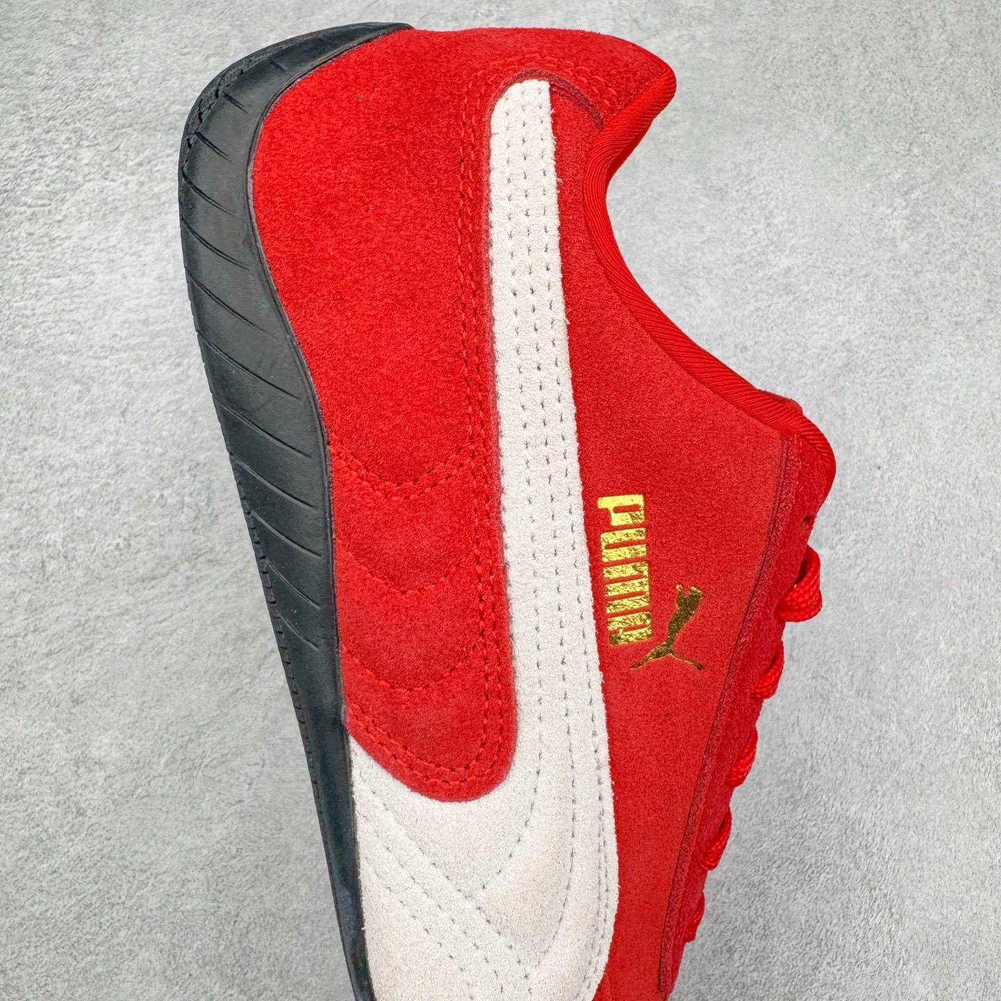 图片[6]-＃TG特价福利 PUMA Speedca OG 彪马极速赛车系列低帮德训风拼接复古百搭休闲运动赛车鞋 鞋款从80、90年代赛车手所穿的防火赛车鞋为原型，鞋身线条模仿了赛车的流线廓形，体现了空气动力学原理的结构。简约流畅的外观，恰好又和贯穿其中的Formstrip Logo融合恰到好处，视觉上细节丰富且协调。本次Speedcat OG鞋款归来，最大看点自然式保留了窄版鞋型以及薄底构造。这两年各品牌鞋底越做越厚，Speedcat反其道而行之，上脚几乎无鞋底的效果带来耳目一新的视觉体验。鞋面依旧是以质感细腻的麂皮材质打造，并且大面积近乎全包裹的使用，复古味道也愈发浓烈。配色上更是将最原始的黑色和红色带回，向F1赛车队的标志性队服致敬。相信让各位一眼种草的更多是出挑的大红色，上脚即可瞬间点亮整体造型，在以球鞋为核心的OOTD中脱颖而出。而另一款黑色则是低调的万金油，彰显新潮个性的同时又不喧宾夺主，也是热爱简约系穿搭朋友的首选。 尺码：35.5 36 37 37.5 38 38.5 39 40 40.5 41 42 42.5 43 44 44.5 45-选品中心