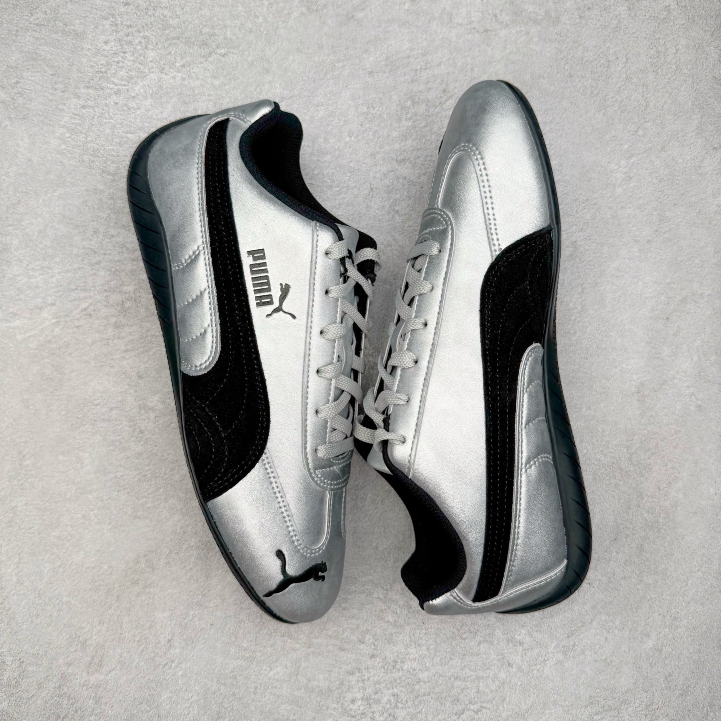 图片[3]-＃TG特价福利 PUMA Speedca OG 彪马极速赛车系列低帮德训风拼接复古百搭休闲运动赛车鞋 鞋款从80、90年代赛车手所穿的防火赛车鞋为原型，鞋身线条模仿了赛车的流线廓形，体现了空气动力学原理的结构。简约流畅的外观，恰好又和贯穿其中的Formstrip Logo融合恰到好处，视觉上细节丰富且协调。本次Speedcat OG鞋款归来，最大看点自然式保留了窄版鞋型以及薄底构造。这两年各品牌鞋底越做越厚，Speedcat反其道而行之，上脚几乎无鞋底的效果带来耳目一新的视觉体验。鞋面依旧是以质感细腻的麂皮材质打造，并且大面积近乎全包裹的使用，复古味道也愈发浓烈。配色上更是将最原始的黑色和红色带回，向F1赛车队的标志性队服致敬。相信让各位一眼种草的更多是出挑的大红色，上脚即可瞬间点亮整体造型，在以球鞋为核心的OOTD中脱颖而出。而另一款黑色则是低调的万金油，彰显新潮个性的同时又不喧宾夺主，也是热爱简约系穿搭朋友的首选。 尺码：35.5 36 37 37.5 38 38.5 39 40 40.5 41 42 42.5 43 44 44.5 45-选品中心