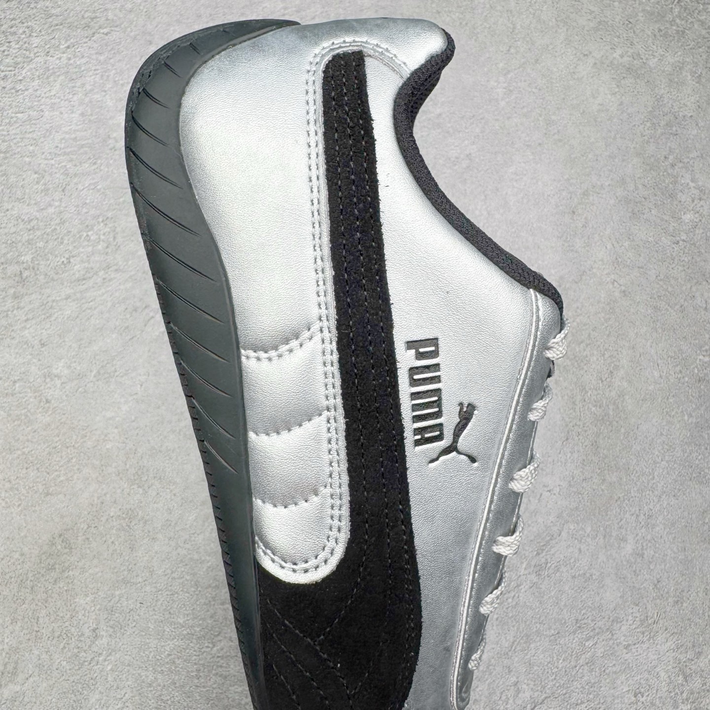 图片[6]-＃TG特价福利 PUMA Speedca OG 彪马极速赛车系列低帮德训风拼接复古百搭休闲运动赛车鞋 鞋款从80、90年代赛车手所穿的防火赛车鞋为原型，鞋身线条模仿了赛车的流线廓形，体现了空气动力学原理的结构。简约流畅的外观，恰好又和贯穿其中的Formstrip Logo融合恰到好处，视觉上细节丰富且协调。本次Speedcat OG鞋款归来，最大看点自然式保留了窄版鞋型以及薄底构造。这两年各品牌鞋底越做越厚，Speedcat反其道而行之，上脚几乎无鞋底的效果带来耳目一新的视觉体验。鞋面依旧是以质感细腻的麂皮材质打造，并且大面积近乎全包裹的使用，复古味道也愈发浓烈。配色上更是将最原始的黑色和红色带回，向F1赛车队的标志性队服致敬。相信让各位一眼种草的更多是出挑的大红色，上脚即可瞬间点亮整体造型，在以球鞋为核心的OOTD中脱颖而出。而另一款黑色则是低调的万金油，彰显新潮个性的同时又不喧宾夺主，也是热爱简约系穿搭朋友的首选。 尺码：35.5 36 37 37.5 38 38.5 39 40 40.5 41 42 42.5 43 44 44.5 45-选品中心