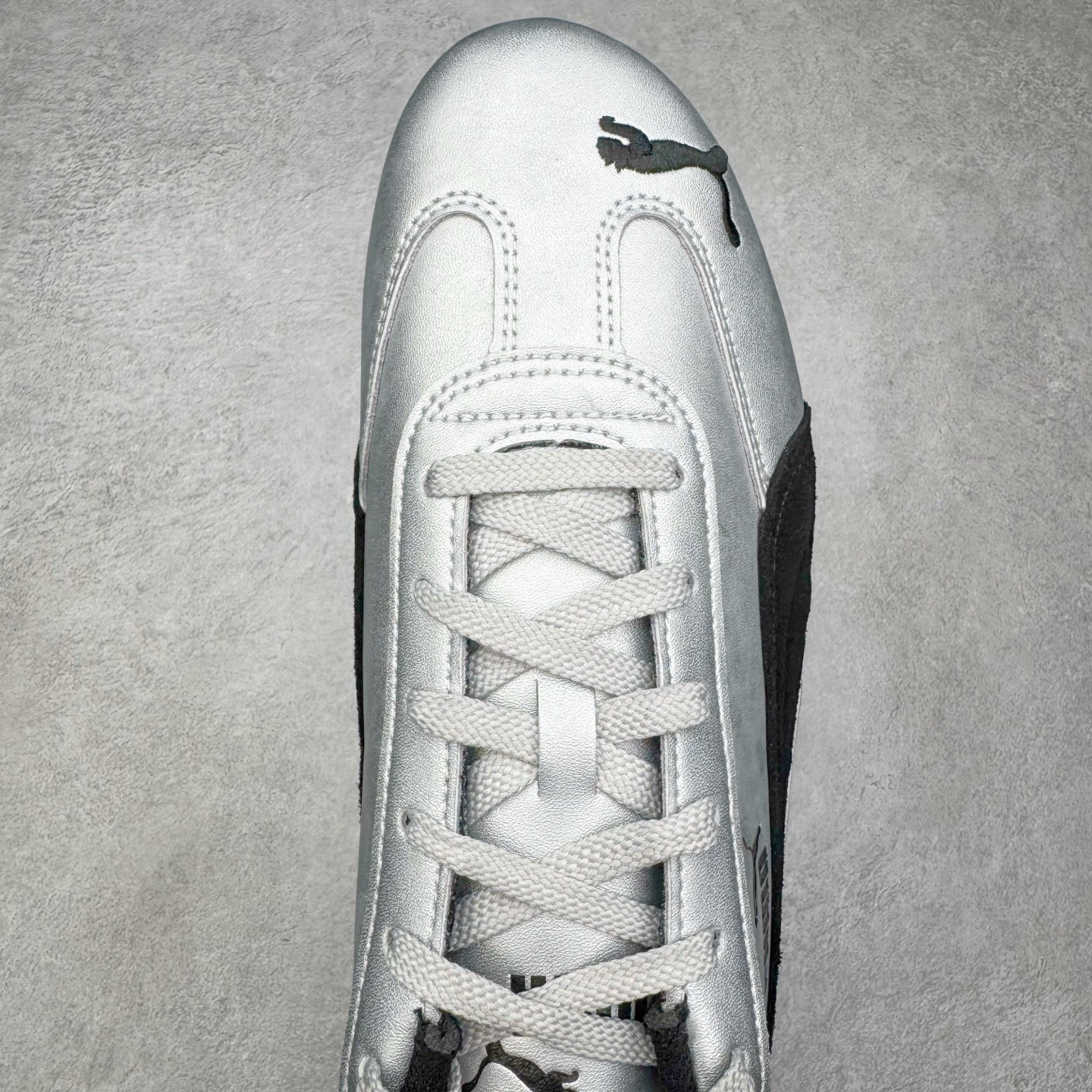 图片[4]-＃TG特价福利 PUMA Speedca OG 彪马极速赛车系列低帮德训风拼接复古百搭休闲运动赛车鞋 鞋款从80、90年代赛车手所穿的防火赛车鞋为原型，鞋身线条模仿了赛车的流线廓形，体现了空气动力学原理的结构。简约流畅的外观，恰好又和贯穿其中的Formstrip Logo融合恰到好处，视觉上细节丰富且协调。本次Speedcat OG鞋款归来，最大看点自然式保留了窄版鞋型以及薄底构造。这两年各品牌鞋底越做越厚，Speedcat反其道而行之，上脚几乎无鞋底的效果带来耳目一新的视觉体验。鞋面依旧是以质感细腻的麂皮材质打造，并且大面积近乎全包裹的使用，复古味道也愈发浓烈。配色上更是将最原始的黑色和红色带回，向F1赛车队的标志性队服致敬。相信让各位一眼种草的更多是出挑的大红色，上脚即可瞬间点亮整体造型，在以球鞋为核心的OOTD中脱颖而出。而另一款黑色则是低调的万金油，彰显新潮个性的同时又不喧宾夺主，也是热爱简约系穿搭朋友的首选。 尺码：35.5 36 37 37.5 38 38.5 39 40 40.5 41 42 42.5 43 44 44.5 45-选品中心