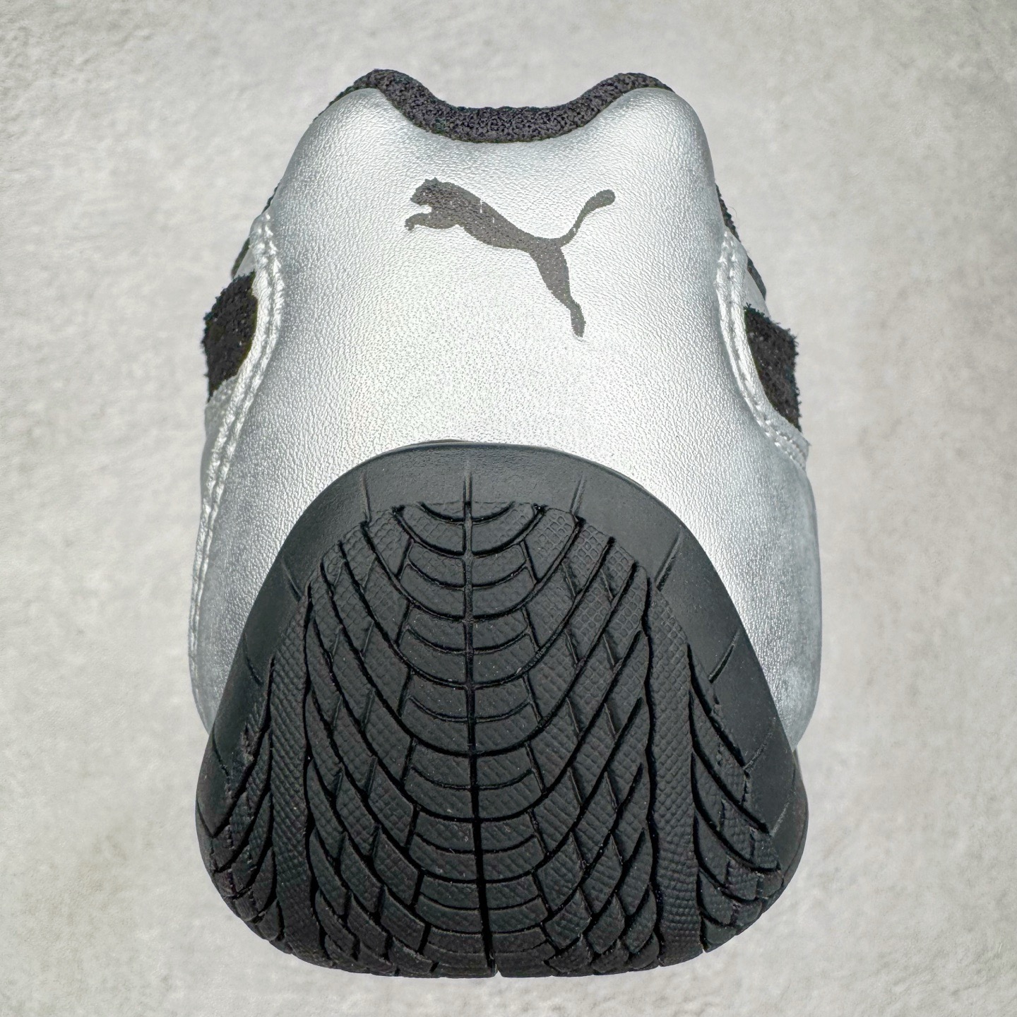 图片[8]-＃TG特价福利 PUMA Speedca OG 彪马极速赛车系列低帮德训风拼接复古百搭休闲运动赛车鞋 鞋款从80、90年代赛车手所穿的防火赛车鞋为原型，鞋身线条模仿了赛车的流线廓形，体现了空气动力学原理的结构。简约流畅的外观，恰好又和贯穿其中的Formstrip Logo融合恰到好处，视觉上细节丰富且协调。本次Speedcat OG鞋款归来，最大看点自然式保留了窄版鞋型以及薄底构造。这两年各品牌鞋底越做越厚，Speedcat反其道而行之，上脚几乎无鞋底的效果带来耳目一新的视觉体验。鞋面依旧是以质感细腻的麂皮材质打造，并且大面积近乎全包裹的使用，复古味道也愈发浓烈。配色上更是将最原始的黑色和红色带回，向F1赛车队的标志性队服致敬。相信让各位一眼种草的更多是出挑的大红色，上脚即可瞬间点亮整体造型，在以球鞋为核心的OOTD中脱颖而出。而另一款黑色则是低调的万金油，彰显新潮个性的同时又不喧宾夺主，也是热爱简约系穿搭朋友的首选。 尺码：35.5 36 37 37.5 38 38.5 39 40 40.5 41 42 42.5 43 44 44.5 45-选品中心