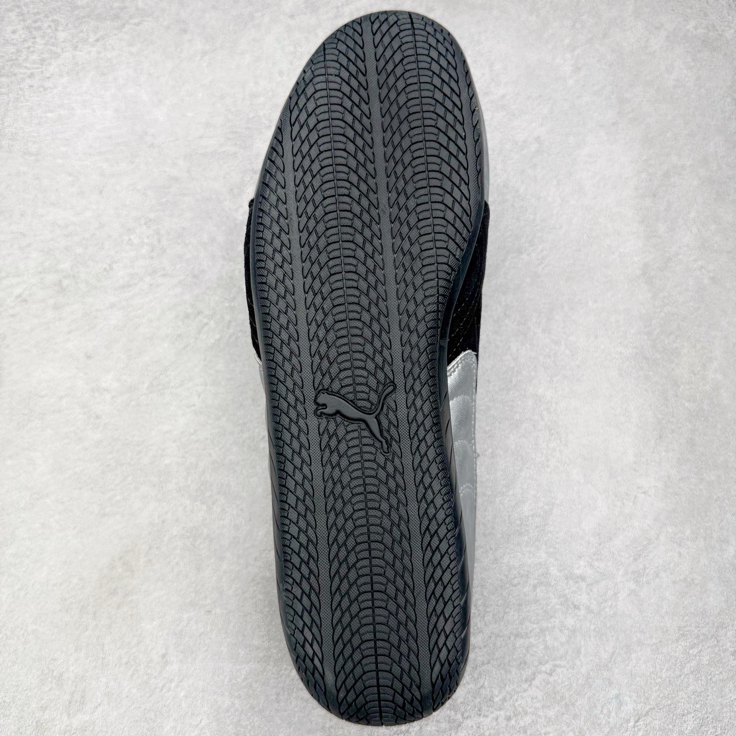 图片[9]-＃TG特价福利 PUMA Speedca OG 彪马极速赛车系列低帮德训风拼接复古百搭休闲运动赛车鞋 鞋款从80、90年代赛车手所穿的防火赛车鞋为原型，鞋身线条模仿了赛车的流线廓形，体现了空气动力学原理的结构。简约流畅的外观，恰好又和贯穿其中的Formstrip Logo融合恰到好处，视觉上细节丰富且协调。本次Speedcat OG鞋款归来，最大看点自然式保留了窄版鞋型以及薄底构造。这两年各品牌鞋底越做越厚，Speedcat反其道而行之，上脚几乎无鞋底的效果带来耳目一新的视觉体验。鞋面依旧是以质感细腻的麂皮材质打造，并且大面积近乎全包裹的使用，复古味道也愈发浓烈。配色上更是将最原始的黑色和红色带回，向F1赛车队的标志性队服致敬。相信让各位一眼种草的更多是出挑的大红色，上脚即可瞬间点亮整体造型，在以球鞋为核心的OOTD中脱颖而出。而另一款黑色则是低调的万金油，彰显新潮个性的同时又不喧宾夺主，也是热爱简约系穿搭朋友的首选。 尺码：35.5 36 37 37.5 38 38.5 39 40 40.5 41 42 42.5 43 44 44.5 45-选品中心