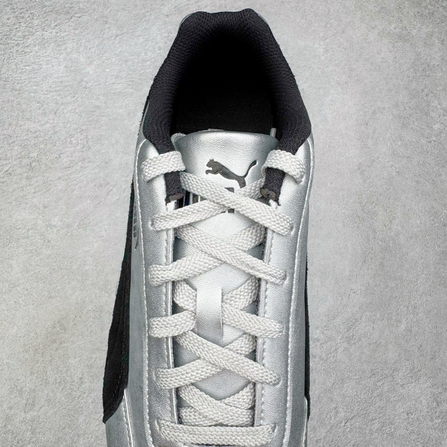 图片[5]-＃TG特价福利 PUMA Speedca OG 彪马极速赛车系列低帮德训风拼接复古百搭休闲运动赛车鞋 鞋款从80、90年代赛车手所穿的防火赛车鞋为原型，鞋身线条模仿了赛车的流线廓形，体现了空气动力学原理的结构。简约流畅的外观，恰好又和贯穿其中的Formstrip Logo融合恰到好处，视觉上细节丰富且协调。本次Speedcat OG鞋款归来，最大看点自然式保留了窄版鞋型以及薄底构造。这两年各品牌鞋底越做越厚，Speedcat反其道而行之，上脚几乎无鞋底的效果带来耳目一新的视觉体验。鞋面依旧是以质感细腻的麂皮材质打造，并且大面积近乎全包裹的使用，复古味道也愈发浓烈。配色上更是将最原始的黑色和红色带回，向F1赛车队的标志性队服致敬。相信让各位一眼种草的更多是出挑的大红色，上脚即可瞬间点亮整体造型，在以球鞋为核心的OOTD中脱颖而出。而另一款黑色则是低调的万金油，彰显新潮个性的同时又不喧宾夺主，也是热爱简约系穿搭朋友的首选。 尺码：35.5 36 37 37.5 38 38.5 39 40 40.5 41 42 42.5 43 44 44.5 45-选品中心