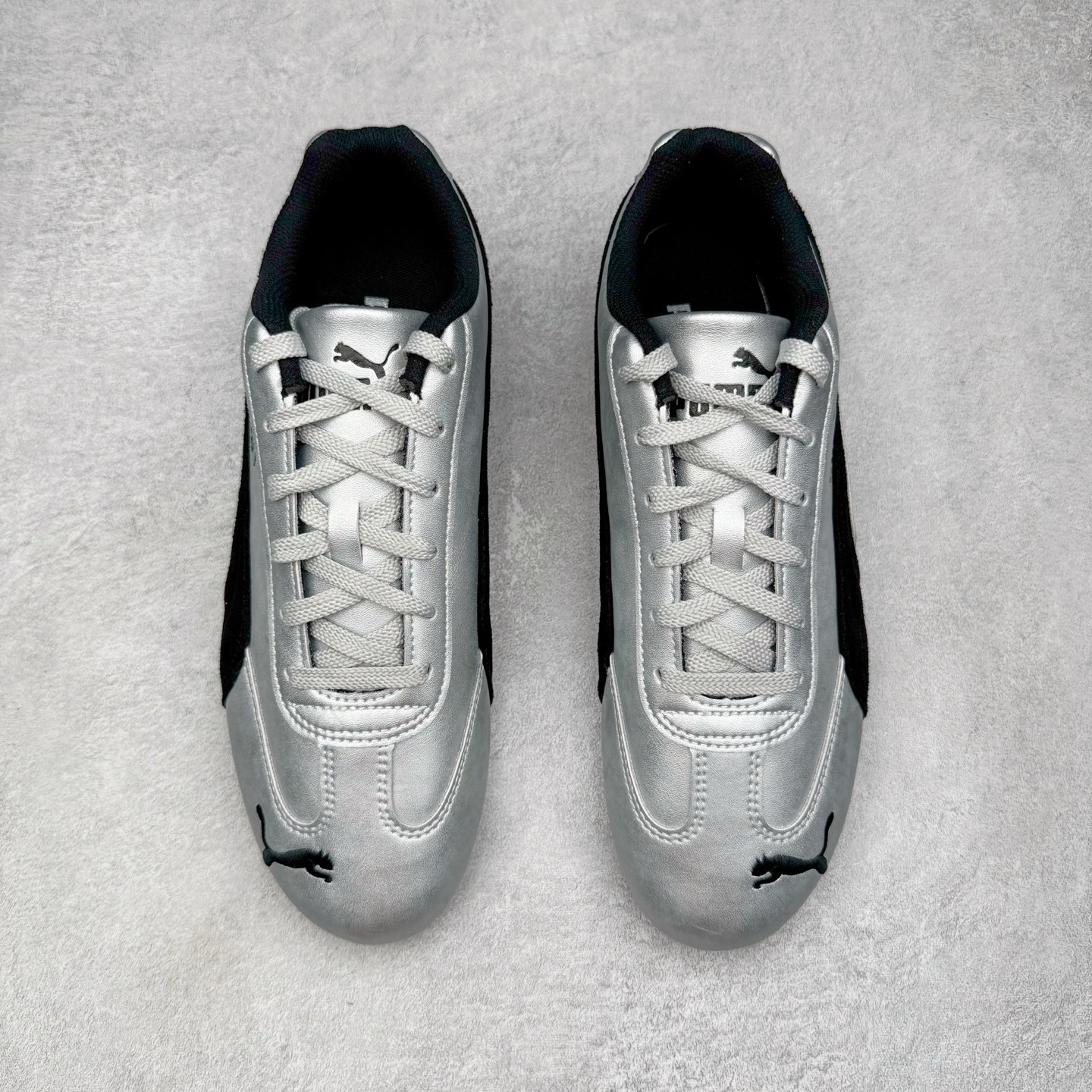 图片[2]-＃TG特价福利 PUMA Speedca OG 彪马极速赛车系列低帮德训风拼接复古百搭休闲运动赛车鞋 鞋款从80、90年代赛车手所穿的防火赛车鞋为原型，鞋身线条模仿了赛车的流线廓形，体现了空气动力学原理的结构。简约流畅的外观，恰好又和贯穿其中的Formstrip Logo融合恰到好处，视觉上细节丰富且协调。本次Speedcat OG鞋款归来，最大看点自然式保留了窄版鞋型以及薄底构造。这两年各品牌鞋底越做越厚，Speedcat反其道而行之，上脚几乎无鞋底的效果带来耳目一新的视觉体验。鞋面依旧是以质感细腻的麂皮材质打造，并且大面积近乎全包裹的使用，复古味道也愈发浓烈。配色上更是将最原始的黑色和红色带回，向F1赛车队的标志性队服致敬。相信让各位一眼种草的更多是出挑的大红色，上脚即可瞬间点亮整体造型，在以球鞋为核心的OOTD中脱颖而出。而另一款黑色则是低调的万金油，彰显新潮个性的同时又不喧宾夺主，也是热爱简约系穿搭朋友的首选。 尺码：35.5 36 37 37.5 38 38.5 39 40 40.5 41 42 42.5 43 44 44.5 45-选品中心