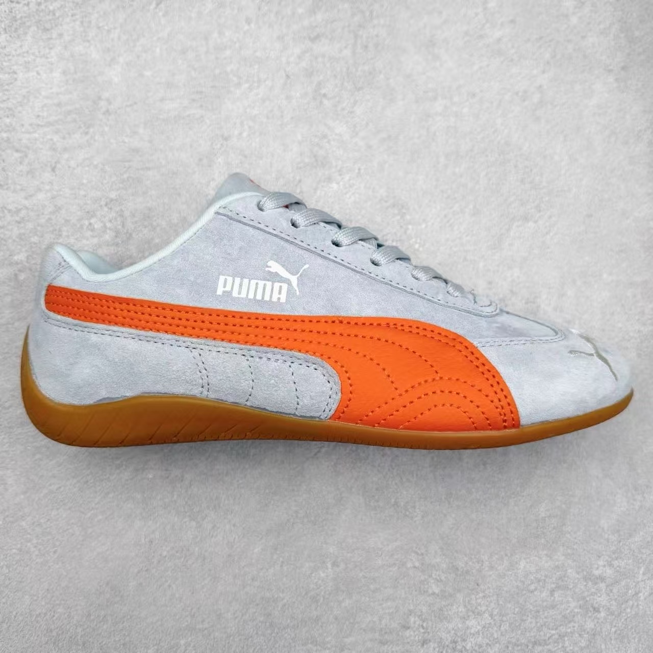 图片[2]-＃TG特价福利 PUMA Speedca OG 彪马极速赛车系列低帮德训风拼接复古百搭休闲运动赛车鞋 鞋款从80、90年代赛车手所穿的防火赛车鞋为原型，鞋身线条模仿了赛车的流线廓形，体现了空气动力学原理的结构。简约流畅的外观，恰好又和贯穿其中的Formstrip Logo融合恰到好处，视觉上细节丰富且协调。本次Speedcat OG鞋款归来，最大看点自然式保留了窄版鞋型以及薄底构造。这两年各品牌鞋底越做越厚，Speedcat反其道而行之，上脚几乎无鞋底的效果带来耳目一新的视觉体验。鞋面依旧是以质感细腻的麂皮材质打造，并且大面积近乎全包裹的使用，复古味道也愈发浓烈。配色上更是将最原始的黑色和红色带回，向F1赛车队的标志性队服致敬。相信让各位一眼种草的更多是出挑的大红色，上脚即可瞬间点亮整体造型，在以球鞋为核心的OOTD中脱颖而出。而另一款黑色则是低调的万金油，彰显新潮个性的同时又不喧宾夺主，也是热爱简约系穿搭朋友的首选。 尺码：35.5 36 37 37.5 38 38.5 39 40 40.5 41 42 42.5 43 44 44.5 45-选品中心