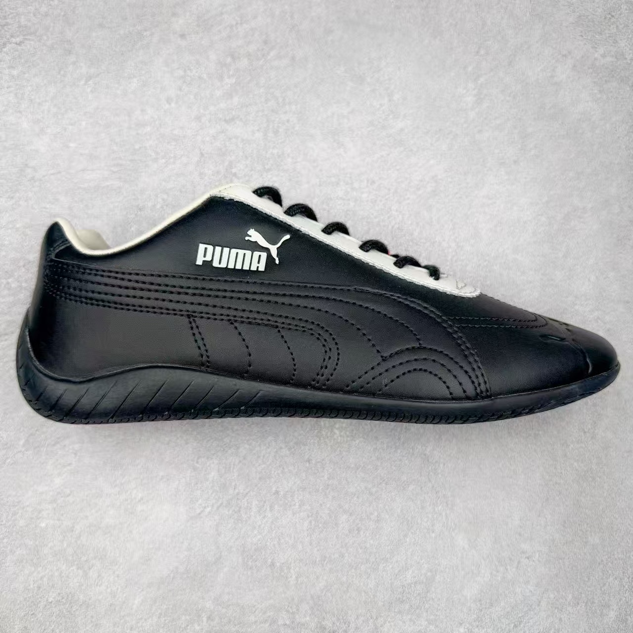 图片[5]-＃TG特价福利 PUMA Speedca OG 彪马极速赛车系列低帮德训风拼接复古百搭休闲运动赛车鞋 鞋款从80、90年代赛车手所穿的防火赛车鞋为原型，鞋身线条模仿了赛车的流线廓形，体现了空气动力学原理的结构。简约流畅的外观，恰好又和贯穿其中的Formstrip Logo融合恰到好处，视觉上细节丰富且协调。本次Speedcat OG鞋款归来，最大看点自然式保留了窄版鞋型以及薄底构造。这两年各品牌鞋底越做越厚，Speedcat反其道而行之，上脚几乎无鞋底的效果带来耳目一新的视觉体验。鞋面依旧是以质感细腻的麂皮材质打造，并且大面积近乎全包裹的使用，复古味道也愈发浓烈。配色上更是将最原始的黑色和红色带回，向F1赛车队的标志性队服致敬。相信让各位一眼种草的更多是出挑的大红色，上脚即可瞬间点亮整体造型，在以球鞋为核心的OOTD中脱颖而出。而另一款黑色则是低调的万金油，彰显新潮个性的同时又不喧宾夺主，也是热爱简约系穿搭朋友的首选。 尺码：35.5 36 37 37.5 38 38.5 39 40 40.5 41 42 42.5 43 44 44.5 45-选品中心
