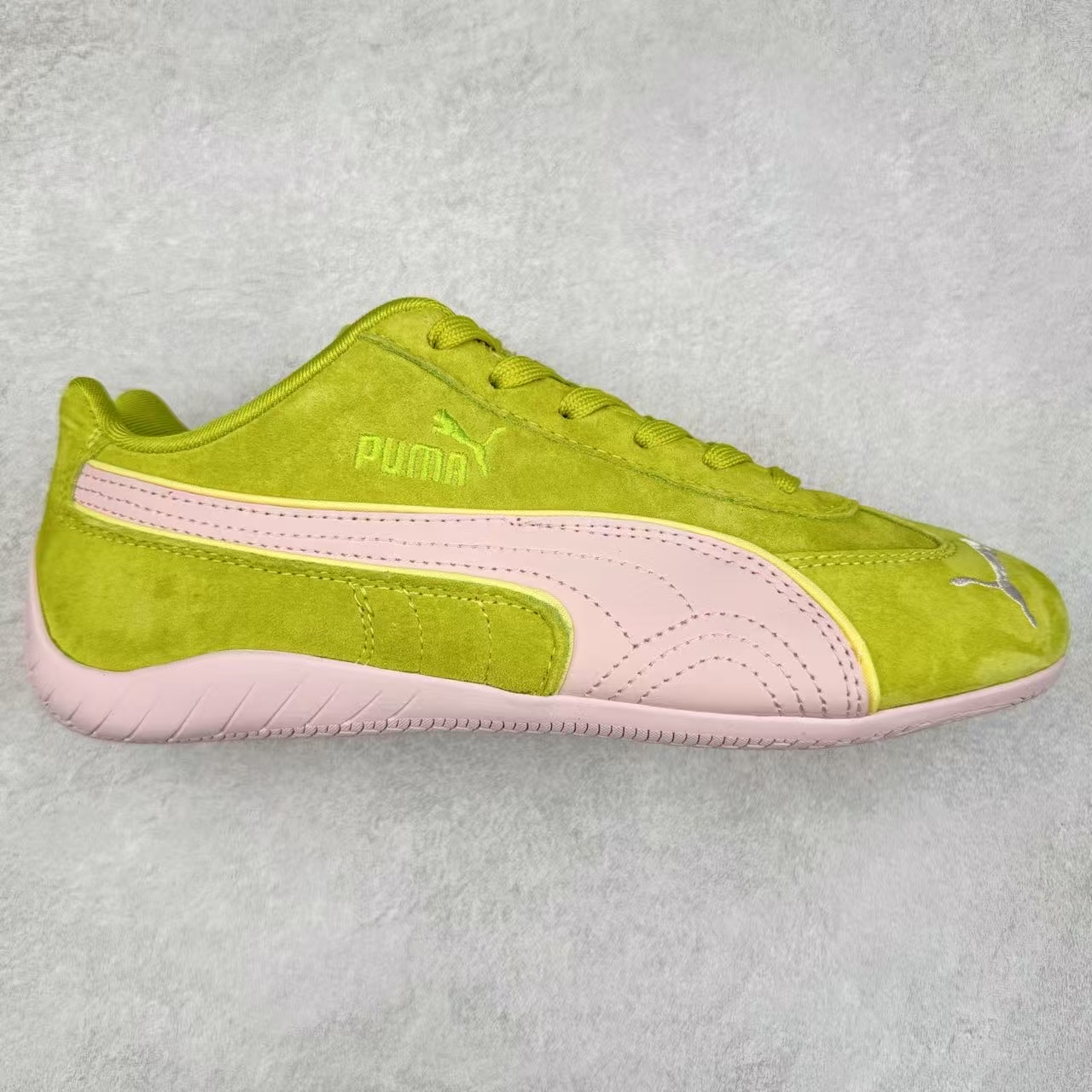 图片[8]-＃TG特价福利 PUMA Speedca OG 彪马极速赛车系列低帮德训风拼接复古百搭休闲运动赛车鞋 鞋款从80、90年代赛车手所穿的防火赛车鞋为原型，鞋身线条模仿了赛车的流线廓形，体现了空气动力学原理的结构。简约流畅的外观，恰好又和贯穿其中的Formstrip Logo融合恰到好处，视觉上细节丰富且协调。本次Speedcat OG鞋款归来，最大看点自然式保留了窄版鞋型以及薄底构造。这两年各品牌鞋底越做越厚，Speedcat反其道而行之，上脚几乎无鞋底的效果带来耳目一新的视觉体验。鞋面依旧是以质感细腻的麂皮材质打造，并且大面积近乎全包裹的使用，复古味道也愈发浓烈。配色上更是将最原始的黑色和红色带回，向F1赛车队的标志性队服致敬。相信让各位一眼种草的更多是出挑的大红色，上脚即可瞬间点亮整体造型，在以球鞋为核心的OOTD中脱颖而出。而另一款黑色则是低调的万金油，彰显新潮个性的同时又不喧宾夺主，也是热爱简约系穿搭朋友的首选。 尺码：35.5 36 37 37.5 38 38.5 39 40 40.5 41 42 42.5 43 44 44.5 45-选品中心