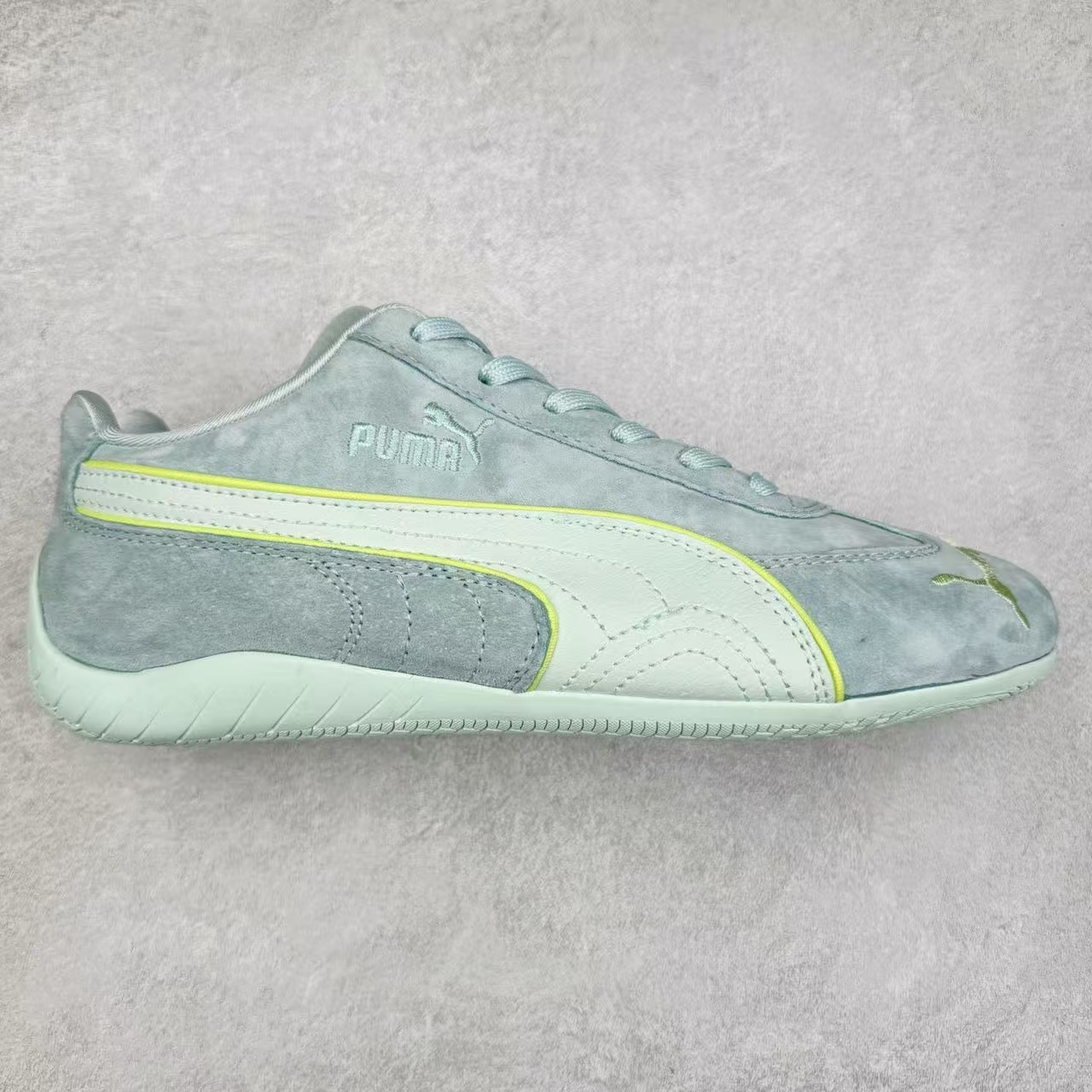 图片[7]-＃TG特价福利 PUMA Speedca OG 彪马极速赛车系列低帮德训风拼接复古百搭休闲运动赛车鞋 鞋款从80、90年代赛车手所穿的防火赛车鞋为原型，鞋身线条模仿了赛车的流线廓形，体现了空气动力学原理的结构。简约流畅的外观，恰好又和贯穿其中的Formstrip Logo融合恰到好处，视觉上细节丰富且协调。本次Speedcat OG鞋款归来，最大看点自然式保留了窄版鞋型以及薄底构造。这两年各品牌鞋底越做越厚，Speedcat反其道而行之，上脚几乎无鞋底的效果带来耳目一新的视觉体验。鞋面依旧是以质感细腻的麂皮材质打造，并且大面积近乎全包裹的使用，复古味道也愈发浓烈。配色上更是将最原始的黑色和红色带回，向F1赛车队的标志性队服致敬。相信让各位一眼种草的更多是出挑的大红色，上脚即可瞬间点亮整体造型，在以球鞋为核心的OOTD中脱颖而出。而另一款黑色则是低调的万金油，彰显新潮个性的同时又不喧宾夺主，也是热爱简约系穿搭朋友的首选。 尺码：35.5 36 37 37.5 38 38.5 39 40 40.5 41 42 42.5 43 44 44.5 45-选品中心