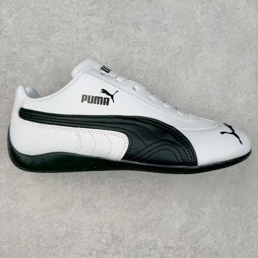 图片[2]-＃TG特价福利 PUMA Speedca OG 彪马极速赛车系列低帮德训风拼接复古百搭休闲运动赛车鞋 鞋款从80、90年代赛车手所穿的防火赛车鞋为原型，鞋身线条模仿了赛车的流线廓形，体现了空气动力学原理的结构。简约流畅的外观，恰好又和贯穿其中的Formstrip Logo融合恰到好处，视觉上细节丰富且协调。本次Speedcat OG鞋款归来，最大看点自然式保留了窄版鞋型以及薄底构造。这两年各品牌鞋底越做越厚，Speedcat反其道而行之，上脚几乎无鞋底的效果带来耳目一新的视觉体验。鞋面依旧是以质感细腻的麂皮材质打造，并且大面积近乎全包裹的使用，复古味道也愈发浓烈。配色上更是将最原始的黑色和红色带回，向F1赛车队的标志性队服致敬。相信让各位一眼种草的更多是出挑的大红色，上脚即可瞬间点亮整体造型，在以球鞋为核心的OOTD中脱颖而出。而另一款黑色则是低调的万金油，彰显新潮个性的同时又不喧宾夺主，也是热爱简约系穿搭朋友的首选。 尺码：35.5 36 37 37.5 38 38.5 39 40 40.5 41 42 42.5 43 44 44.5 45-选品中心