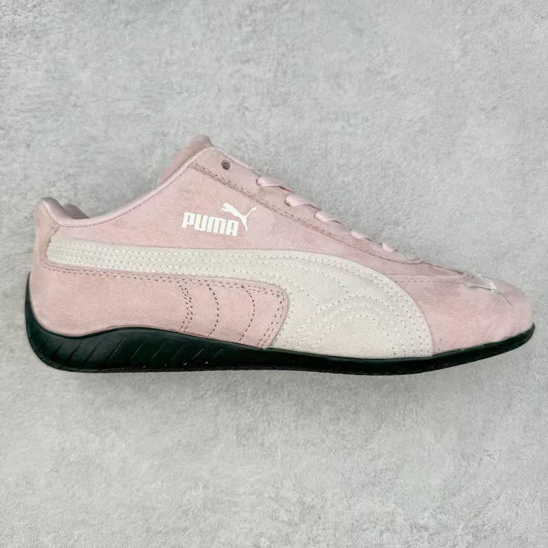 图片[3]-＃TG特价福利 PUMA Speedca OG 彪马极速赛车系列低帮德训风拼接复古百搭休闲运动赛车鞋 鞋款从80、90年代赛车手所穿的防火赛车鞋为原型，鞋身线条模仿了赛车的流线廓形，体现了空气动力学原理的结构。简约流畅的外观，恰好又和贯穿其中的Formstrip Logo融合恰到好处，视觉上细节丰富且协调。本次Speedcat OG鞋款归来，最大看点自然式保留了窄版鞋型以及薄底构造。这两年各品牌鞋底越做越厚，Speedcat反其道而行之，上脚几乎无鞋底的效果带来耳目一新的视觉体验。鞋面依旧是以质感细腻的麂皮材质打造，并且大面积近乎全包裹的使用，复古味道也愈发浓烈。配色上更是将最原始的黑色和红色带回，向F1赛车队的标志性队服致敬。相信让各位一眼种草的更多是出挑的大红色，上脚即可瞬间点亮整体造型，在以球鞋为核心的OOTD中脱颖而出。而另一款黑色则是低调的万金油，彰显新潮个性的同时又不喧宾夺主，也是热爱简约系穿搭朋友的首选。 尺码：35.5 36 37 37.5 38 38.5 39 40 40.5 41 42 42.5 43 44 44.5 45-选品中心