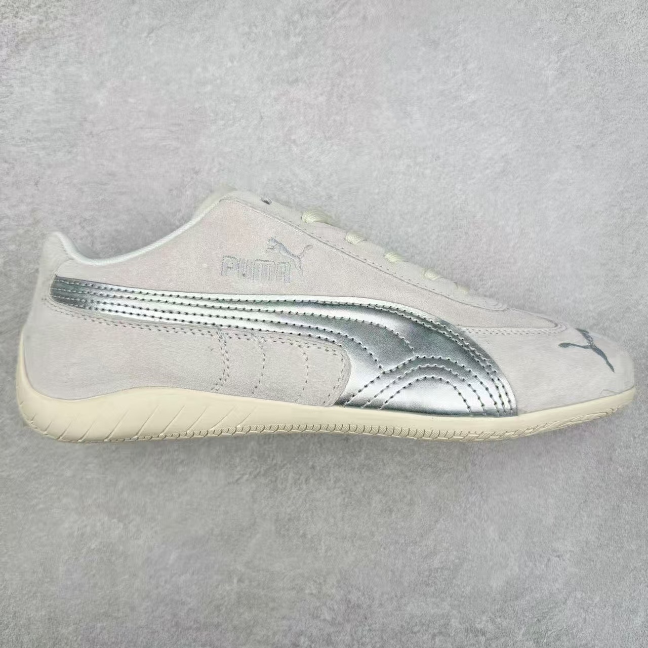 图片[7]-＃TG特价福利 PUMA Speedca OG 彪马极速赛车系列低帮德训风拼接复古百搭休闲运动赛车鞋 鞋款从80、90年代赛车手所穿的防火赛车鞋为原型，鞋身线条模仿了赛车的流线廓形，体现了空气动力学原理的结构。简约流畅的外观，恰好又和贯穿其中的Formstrip Logo融合恰到好处，视觉上细节丰富且协调。本次Speedcat OG鞋款归来，最大看点自然式保留了窄版鞋型以及薄底构造。这两年各品牌鞋底越做越厚，Speedcat反其道而行之，上脚几乎无鞋底的效果带来耳目一新的视觉体验。鞋面依旧是以质感细腻的麂皮材质打造，并且大面积近乎全包裹的使用，复古味道也愈发浓烈。配色上更是将最原始的黑色和红色带回，向F1赛车队的标志性队服致敬。相信让各位一眼种草的更多是出挑的大红色，上脚即可瞬间点亮整体造型，在以球鞋为核心的OOTD中脱颖而出。而另一款黑色则是低调的万金油，彰显新潮个性的同时又不喧宾夺主，也是热爱简约系穿搭朋友的首选。 尺码：35.5 36 37 37.5 38 38.5 39 40 40.5 41 42 42.5 43 44 44.5 45-选品中心