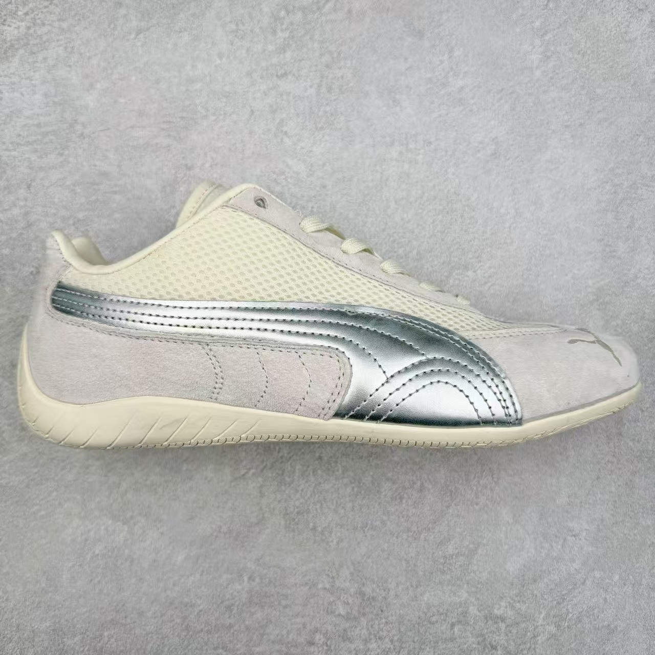 图片[6]-＃TG特价福利 PUMA Speedca OG 彪马极速赛车系列低帮德训风拼接复古百搭休闲运动赛车鞋 鞋款从80、90年代赛车手所穿的防火赛车鞋为原型，鞋身线条模仿了赛车的流线廓形，体现了空气动力学原理的结构。简约流畅的外观，恰好又和贯穿其中的Formstrip Logo融合恰到好处，视觉上细节丰富且协调。本次Speedcat OG鞋款归来，最大看点自然式保留了窄版鞋型以及薄底构造。这两年各品牌鞋底越做越厚，Speedcat反其道而行之，上脚几乎无鞋底的效果带来耳目一新的视觉体验。鞋面依旧是以质感细腻的麂皮材质打造，并且大面积近乎全包裹的使用，复古味道也愈发浓烈。配色上更是将最原始的黑色和红色带回，向F1赛车队的标志性队服致敬。相信让各位一眼种草的更多是出挑的大红色，上脚即可瞬间点亮整体造型，在以球鞋为核心的OOTD中脱颖而出。而另一款黑色则是低调的万金油，彰显新潮个性的同时又不喧宾夺主，也是热爱简约系穿搭朋友的首选。 尺码：35.5 36 37 37.5 38 38.5 39 40 40.5 41 42 42.5 43 44 44.5 45-选品中心