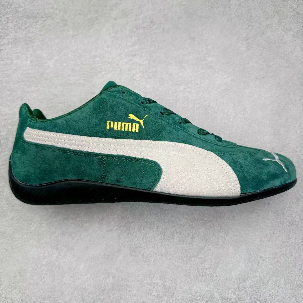 图片[2]-＃TG特价福利 PUMA Speedca OG 彪马极速赛车系列低帮德训风拼接复古百搭休闲运动赛车鞋 鞋款从80、90年代赛车手所穿的防火赛车鞋为原型，鞋身线条模仿了赛车的流线廓形，体现了空气动力学原理的结构。简约流畅的外观，恰好又和贯穿其中的Formstrip Logo融合恰到好处，视觉上细节丰富且协调。本次Speedcat OG鞋款归来，最大看点自然式保留了窄版鞋型以及薄底构造。这两年各品牌鞋底越做越厚，Speedcat反其道而行之，上脚几乎无鞋底的效果带来耳目一新的视觉体验。鞋面依旧是以质感细腻的麂皮材质打造，并且大面积近乎全包裹的使用，复古味道也愈发浓烈。配色上更是将最原始的黑色和红色带回，向F1赛车队的标志性队服致敬。相信让各位一眼种草的更多是出挑的大红色，上脚即可瞬间点亮整体造型，在以球鞋为核心的OOTD中脱颖而出。而另一款黑色则是低调的万金油，彰显新潮个性的同时又不喧宾夺主，也是热爱简约系穿搭朋友的首选。 尺码：35.5 36 37 37.5 38 38.5 39 40 40.5 41 42 42.5 43 44 44.5 45-选品中心