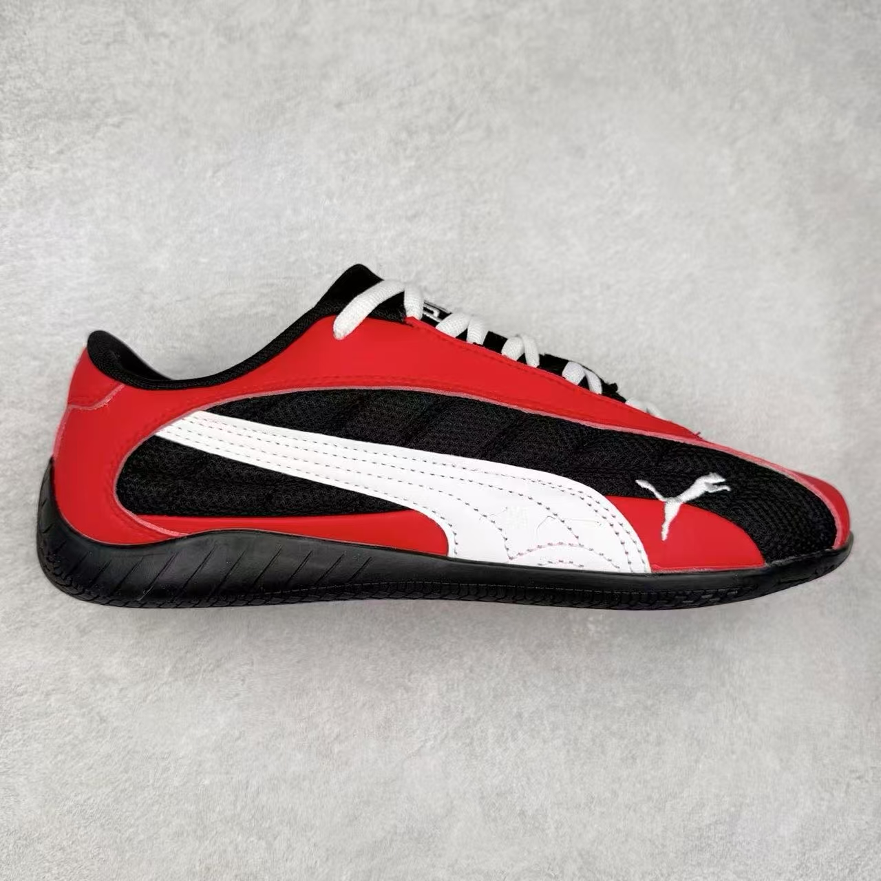 图片[9]-＃TG特价福利 PUMA Speedca OG 彪马极速赛车系列低帮德训风拼接复古百搭休闲运动赛车鞋 鞋款从80、90年代赛车手所穿的防火赛车鞋为原型，鞋身线条模仿了赛车的流线廓形，体现了空气动力学原理的结构。简约流畅的外观，恰好又和贯穿其中的Formstrip Logo融合恰到好处，视觉上细节丰富且协调。本次Speedcat OG鞋款归来，最大看点自然式保留了窄版鞋型以及薄底构造。这两年各品牌鞋底越做越厚，Speedcat反其道而行之，上脚几乎无鞋底的效果带来耳目一新的视觉体验。鞋面依旧是以质感细腻的麂皮材质打造，并且大面积近乎全包裹的使用，复古味道也愈发浓烈。配色上更是将最原始的黑色和红色带回，向F1赛车队的标志性队服致敬。相信让各位一眼种草的更多是出挑的大红色，上脚即可瞬间点亮整体造型，在以球鞋为核心的OOTD中脱颖而出。而另一款黑色则是低调的万金油，彰显新潮个性的同时又不喧宾夺主，也是热爱简约系穿搭朋友的首选。 尺码：35.5 36 37 37.5 38 38.5 39 40 40.5 41 42 42.5 43 44 44.5 45-选品中心