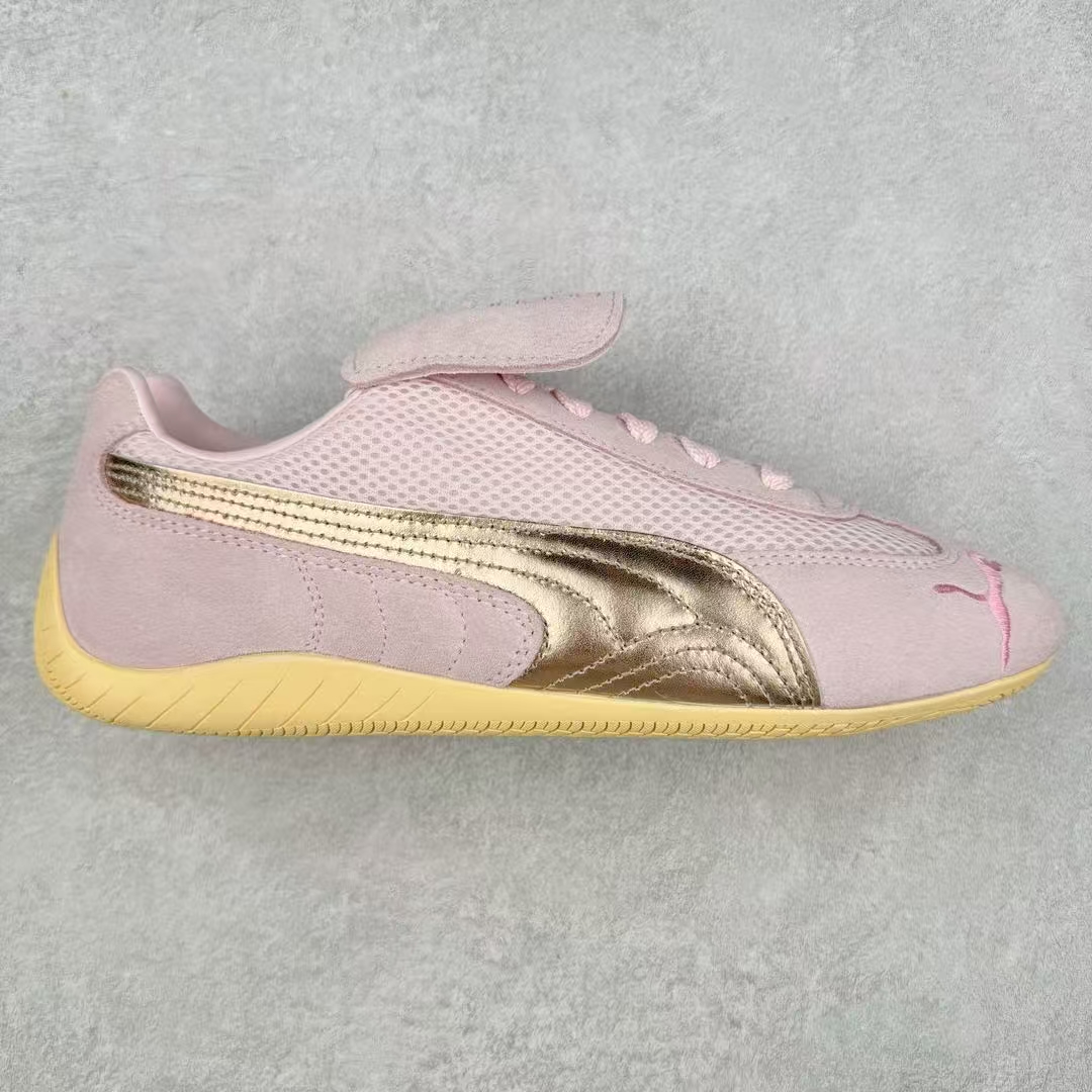 图片[4]-＃TG特价福利 PUMA Speedca OG 彪马极速赛车系列低帮德训风拼接复古百搭休闲运动赛车鞋 鞋款从80、90年代赛车手所穿的防火赛车鞋为原型，鞋身线条模仿了赛车的流线廓形，体现了空气动力学原理的结构。简约流畅的外观，恰好又和贯穿其中的Formstrip Logo融合恰到好处，视觉上细节丰富且协调。本次Speedcat OG鞋款归来，最大看点自然式保留了窄版鞋型以及薄底构造。这两年各品牌鞋底越做越厚，Speedcat反其道而行之，上脚几乎无鞋底的效果带来耳目一新的视觉体验。鞋面依旧是以质感细腻的麂皮材质打造，并且大面积近乎全包裹的使用，复古味道也愈发浓烈。配色上更是将最原始的黑色和红色带回，向F1赛车队的标志性队服致敬。相信让各位一眼种草的更多是出挑的大红色，上脚即可瞬间点亮整体造型，在以球鞋为核心的OOTD中脱颖而出。而另一款黑色则是低调的万金油，彰显新潮个性的同时又不喧宾夺主，也是热爱简约系穿搭朋友的首选。 尺码：35.5 36 37 37.5 38 38.5 39 40 40.5 41 42 42.5 43 44 44.5 45-选品中心