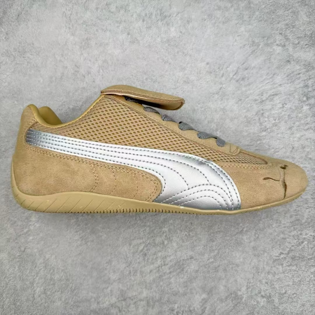 图片[3]-＃TG特价福利 PUMA Speedca OG 彪马极速赛车系列低帮德训风拼接复古百搭休闲运动赛车鞋 鞋款从80、90年代赛车手所穿的防火赛车鞋为原型，鞋身线条模仿了赛车的流线廓形，体现了空气动力学原理的结构。简约流畅的外观，恰好又和贯穿其中的Formstrip Logo融合恰到好处，视觉上细节丰富且协调。本次Speedcat OG鞋款归来，最大看点自然式保留了窄版鞋型以及薄底构造。这两年各品牌鞋底越做越厚，Speedcat反其道而行之，上脚几乎无鞋底的效果带来耳目一新的视觉体验。鞋面依旧是以质感细腻的麂皮材质打造，并且大面积近乎全包裹的使用，复古味道也愈发浓烈。配色上更是将最原始的黑色和红色带回，向F1赛车队的标志性队服致敬。相信让各位一眼种草的更多是出挑的大红色，上脚即可瞬间点亮整体造型，在以球鞋为核心的OOTD中脱颖而出。而另一款黑色则是低调的万金油，彰显新潮个性的同时又不喧宾夺主，也是热爱简约系穿搭朋友的首选。 尺码：35.5 36 37 37.5 38 38.5 39 40 40.5 41 42 42.5 43 44 44.5 45-选品中心