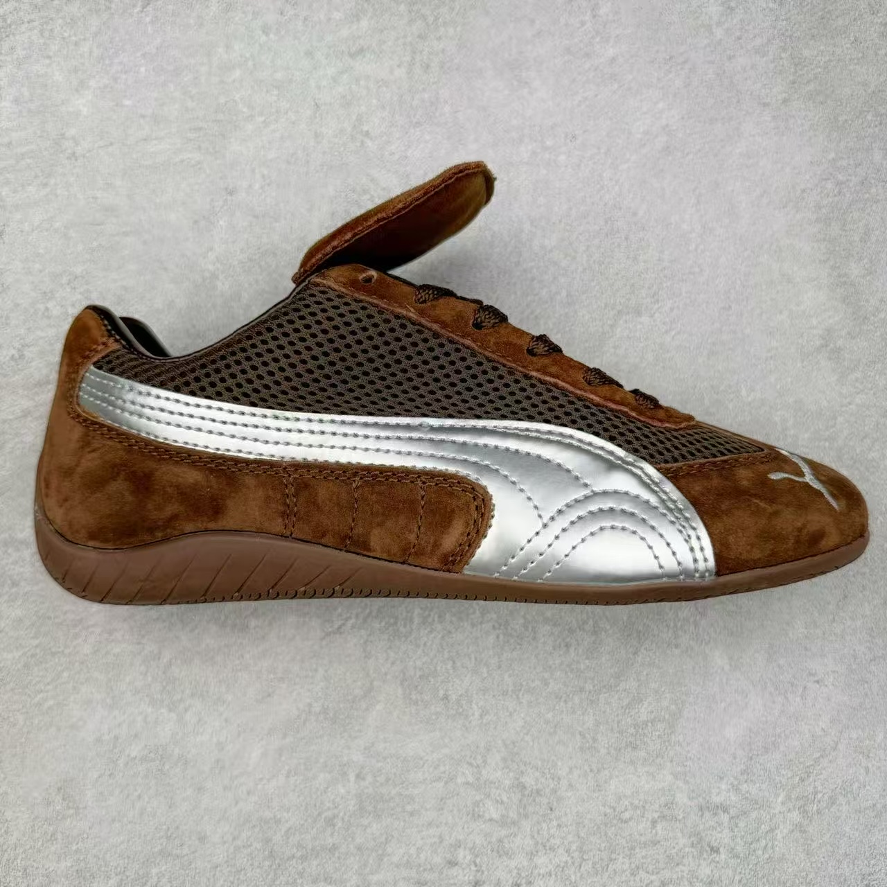 图片[5]-＃TG特价福利 PUMA Speedca OG 彪马极速赛车系列低帮德训风拼接复古百搭休闲运动赛车鞋 鞋款从80、90年代赛车手所穿的防火赛车鞋为原型，鞋身线条模仿了赛车的流线廓形，体现了空气动力学原理的结构。简约流畅的外观，恰好又和贯穿其中的Formstrip Logo融合恰到好处，视觉上细节丰富且协调。本次Speedcat OG鞋款归来，最大看点自然式保留了窄版鞋型以及薄底构造。这两年各品牌鞋底越做越厚，Speedcat反其道而行之，上脚几乎无鞋底的效果带来耳目一新的视觉体验。鞋面依旧是以质感细腻的麂皮材质打造，并且大面积近乎全包裹的使用，复古味道也愈发浓烈。配色上更是将最原始的黑色和红色带回，向F1赛车队的标志性队服致敬。相信让各位一眼种草的更多是出挑的大红色，上脚即可瞬间点亮整体造型，在以球鞋为核心的OOTD中脱颖而出。而另一款黑色则是低调的万金油，彰显新潮个性的同时又不喧宾夺主，也是热爱简约系穿搭朋友的首选。 尺码：35.5 36 37 37.5 38 38.5 39 40 40.5 41 42 42.5 43 44 44.5 45-选品中心