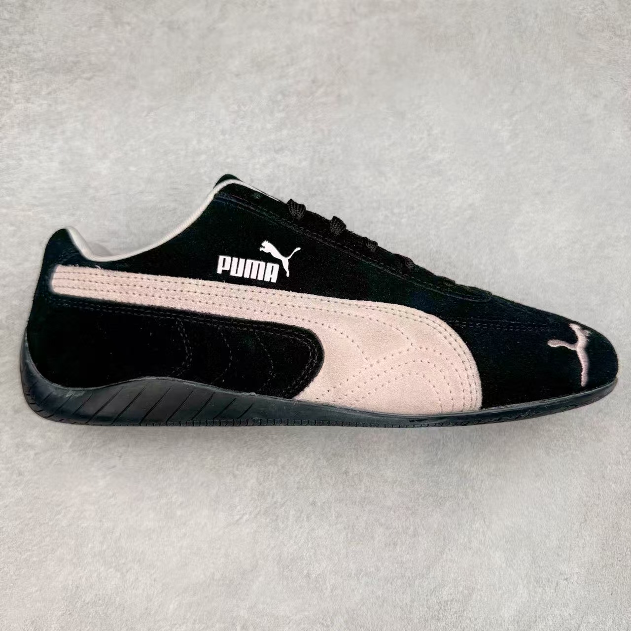 图片[7]-＃TG特价福利 PUMA Speedca OG 彪马极速赛车系列低帮德训风拼接复古百搭休闲运动赛车鞋 鞋款从80、90年代赛车手所穿的防火赛车鞋为原型，鞋身线条模仿了赛车的流线廓形，体现了空气动力学原理的结构。简约流畅的外观，恰好又和贯穿其中的Formstrip Logo融合恰到好处，视觉上细节丰富且协调。本次Speedcat OG鞋款归来，最大看点自然式保留了窄版鞋型以及薄底构造。这两年各品牌鞋底越做越厚，Speedcat反其道而行之，上脚几乎无鞋底的效果带来耳目一新的视觉体验。鞋面依旧是以质感细腻的麂皮材质打造，并且大面积近乎全包裹的使用，复古味道也愈发浓烈。配色上更是将最原始的黑色和红色带回，向F1赛车队的标志性队服致敬。相信让各位一眼种草的更多是出挑的大红色，上脚即可瞬间点亮整体造型，在以球鞋为核心的OOTD中脱颖而出。而另一款黑色则是低调的万金油，彰显新潮个性的同时又不喧宾夺主，也是热爱简约系穿搭朋友的首选。 尺码：35.5 36 37 37.5 38 38.5 39 40 40.5 41 42 42.5 43 44 44.5 45-选品中心