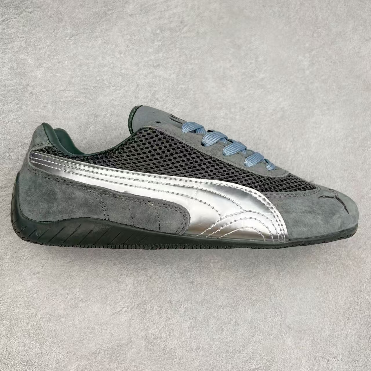 ＃TG特价福利 PUMA Speedca OG 彪马极速赛车系列低帮德训风拼接复古百搭休闲运动赛车鞋 鞋款从80、90年代赛车手所穿的防火赛车鞋为原型，鞋身线条模仿了赛车的流线廓形，体现了空气动力学原理的结构。简约流畅的外观，恰好又和贯穿其中的Formstrip Logo融合恰到好处，视觉上细节丰富且协调。本次Speedcat OG鞋款归来，最大看点自然式保留了窄版鞋型以及薄底构造。这两年各品牌鞋底越做越厚，Speedcat反其道而行之，上脚几乎无鞋底的效果带来耳目一新的视觉体验。鞋面依旧是以质感细腻的麂皮材质打造，并且大面积近乎全包裹的使用，复古味道也愈发浓烈。配色上更是将最原始的黑色和红色带回，向F1赛车队的标志性队服致敬。相信让各位一眼种草的更多是出挑的大红色，上脚即可瞬间点亮整体造型，在以球鞋为核心的OOTD中脱颖而出。而另一款黑色则是低调的万金油，彰显新潮个性的同时又不喧宾夺主，也是热爱简约系穿搭朋友的首选。 尺码：35.5 36 37 37.5 38 38.5 39 40 40.5 41 42 42.5 43 44 44.5 45-选品中心