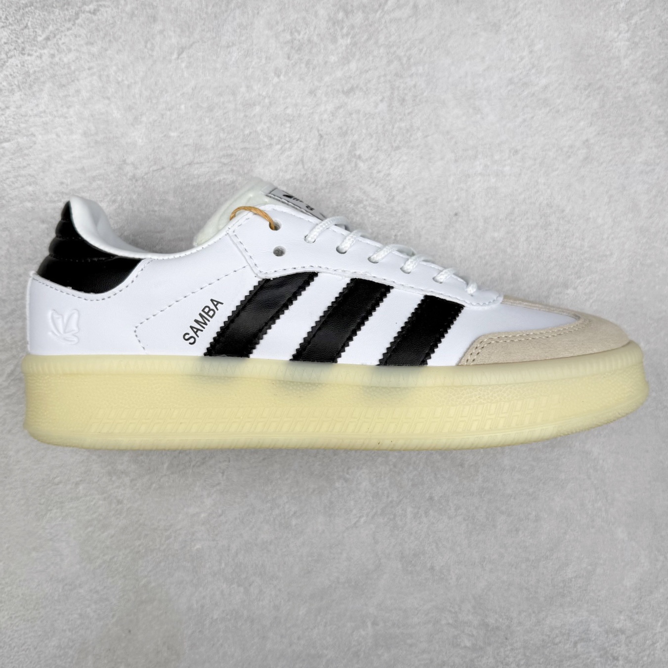 ＃福利特价 AD Samba XLG 桑巴舞加大厚底版系列德训风百搭松糕休闲运动板鞋生胶底 自Originals Samba成功借势Blokecore风潮一跃成为街头巷尾的焦点鞋款后,不论是围绕Samba本身打造的各式「变种版本」,还是以Samba为蓝本打造联名鞋款,都成为了时尚潮流人士日常穿搭首选。Samba XLG是adidas Originals不断扩展XLG系列的一部分,旨在与年轻文化相契合,迎合那些希望通过个性时尚表达自我而不愿牺牲舒适度的年轻群体。街头时尚领域的Gen Z特别偏爱宽松的穿着风格。Samba XLG针对这一点做了创新。它在延续Samba OG经典设计的基础上,迎合年轻群体的穿着习惯,重塑为宽大的鞋身比例轮廓以及加厚中底,让消费者轻松展示自己独特的风格。全新的Samba XLG系列不仅迎合了当下年轻群体的穿搭习惯,加宽了鞋身比例以及将中底进一步增厚,在视觉比例上更加饱满,同时还保留了经典Samba的细节,这样一来,鞋迷朋友在穿搭上不仅能更加个性化,而且还能延续一定的复古感受。尺码：36 36⅔ 37⅓ 38 38⅔ 39⅓ 40 40⅔ 41⅓ 42 42⅔ 43⅓ 44 45-选品中心