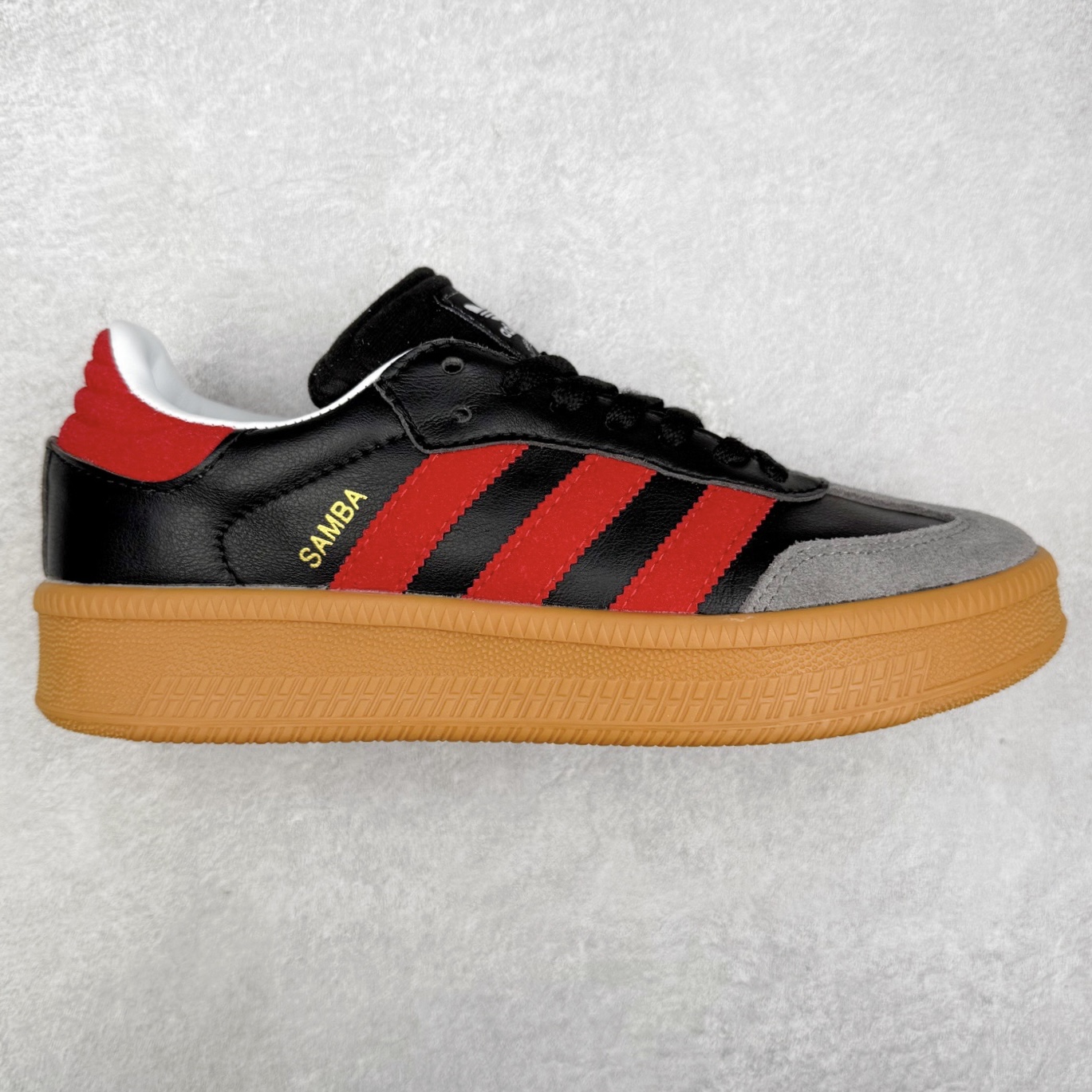 ＃福利特价 AD Samba XLG 桑巴舞加大厚底版系列德训风百搭松糕休闲运动板鞋生胶底 自Originals Samba成功借势Blokecore风潮一跃成为街头巷尾的焦点鞋款后,不论是围绕Samba本身打造的各式「变种版本」,还是以Samba为蓝本打造联名鞋款,都成为了时尚潮流人士日常穿搭首选。Samba XLG是adidas Originals不断扩展XLG系列的一部分,旨在与年轻文化相契合,迎合那些希望通过个性时尚表达自我而不愿牺牲舒适度的年轻群体。街头时尚领域的Gen Z特别偏爱宽松的穿着风格。Samba XLG针对这一点做了创新。它在延续Samba OG经典设计的基础上,迎合年轻群体的穿着习惯,重塑为宽大的鞋身比例轮廓以及加厚中底,让消费者轻松展示自己独特的风格。全新的Samba XLG系列不仅迎合了当下年轻群体的穿搭习惯,加宽了鞋身比例以及将中底进一步增厚,在视觉比例上更加饱满,同时还保留了经典Samba的细节,这样一来,鞋迷朋友在穿搭上不仅能更加个性化,而且还能延续一定的复古感受。尺码：36 36⅔ 37⅓ 38 38⅔ 39⅓ 40 40⅔ 41⅓ 42 42⅔ 43⅓ 44 45-选品中心