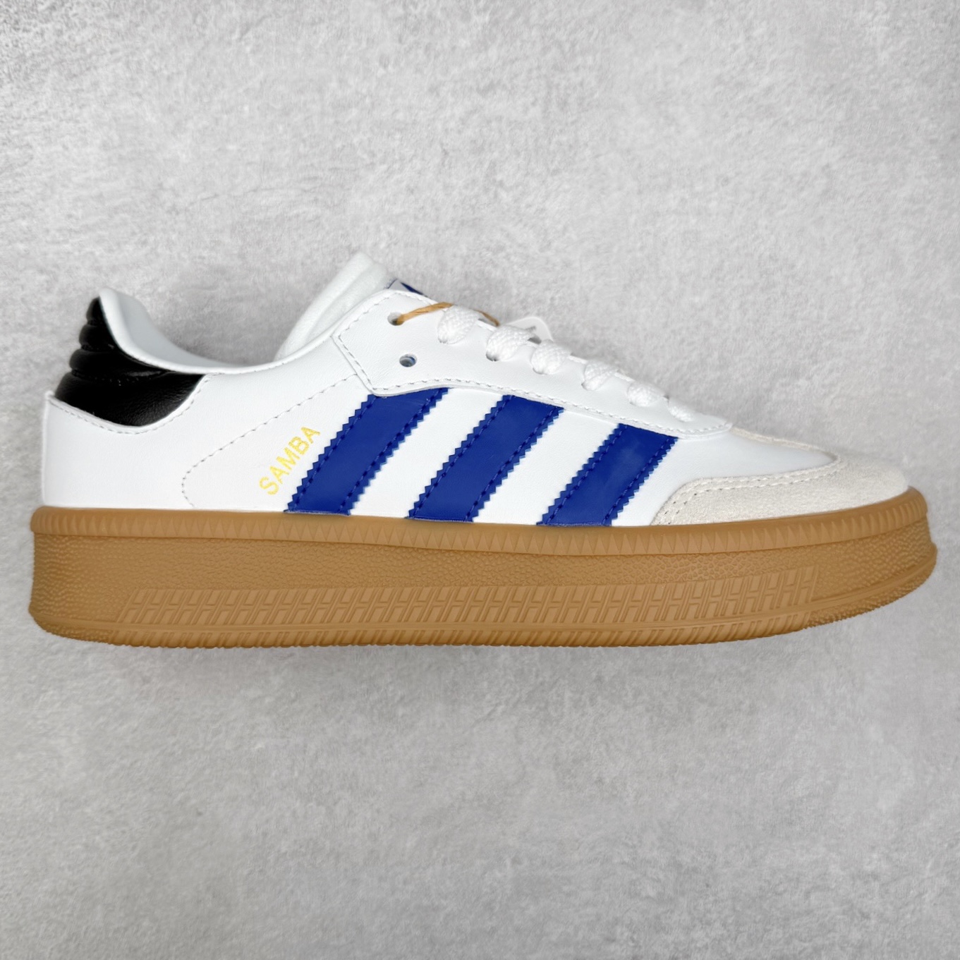 ＃福利特价 AD Samba XLG 桑巴舞加大厚底版系列德训风百搭松糕休闲运动板鞋生胶底 自Originals Samba成功借势Blokecore风潮一跃成为街头巷尾的焦点鞋款后,不论是围绕Samba本身打造的各式「变种版本」,还是以Samba为蓝本打造联名鞋款,都成为了时尚潮流人士日常穿搭首选。Samba XLG是adidas Originals不断扩展XLG系列的一部分,旨在与年轻文化相契合,迎合那些希望通过个性时尚表达自我而不愿牺牲舒适度的年轻群体。街头时尚领域的Gen Z特别偏爱宽松的穿着风格。Samba XLG针对这一点做了创新。它在延续Samba OG经典设计的基础上,迎合年轻群体的穿着习惯,重塑为宽大的鞋身比例轮廓以及加厚中底,让消费者轻松展示自己独特的风格。全新的Samba XLG系列不仅迎合了当下年轻群体的穿搭习惯,加宽了鞋身比例以及将中底进一步增厚,在视觉比例上更加饱满,同时还保留了经典Samba的细节,这样一来,鞋迷朋友在穿搭上不仅能更加个性化,而且还能延续一定的复古感受。尺码：36 36⅔ 37⅓ 38 38⅔ 39⅓ 40 40⅔ 41⅓ 42 42⅔ 43⅓ 44 45-选品中心