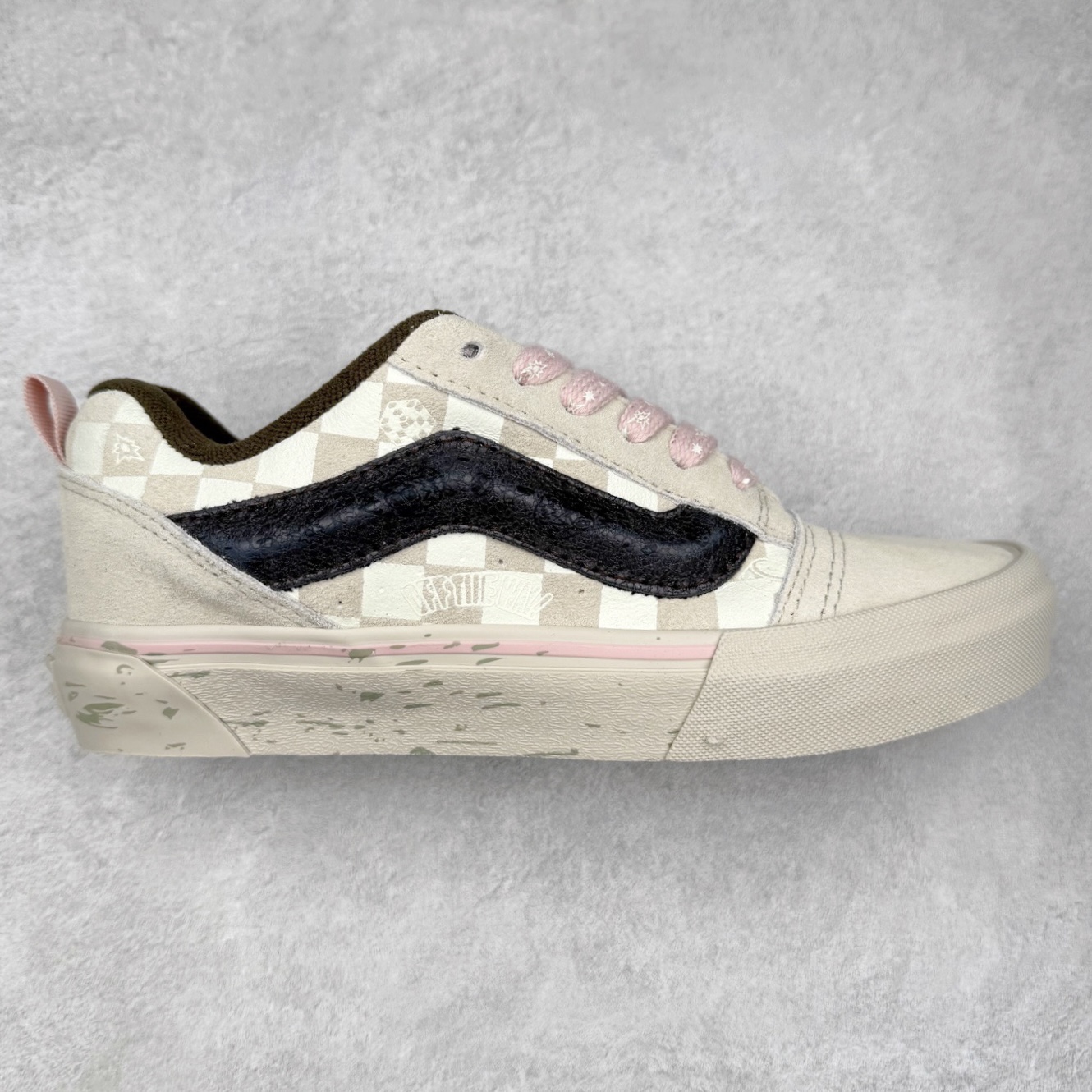 Vans Knu Skool SPACE MOLLY x 泡泡玛特 POP MART 联名款 此次合作以“保持想象，不断探索”为主题，通过 SPACE MOLLY 形象演绎，鞋款以米白与粉色调营造温暖对比，呼应冬季氛围。立体侧边条纹中隐约透出破碎滑板涂鸦细节，棋盘格纹路上饰有联名浮雕胶印标识，细节满满。 货号：VN000EE6H11 尺码：35 36 36.5 37 38 38.5 39 40 40.5 41 42 42.5 43 44-选品中心