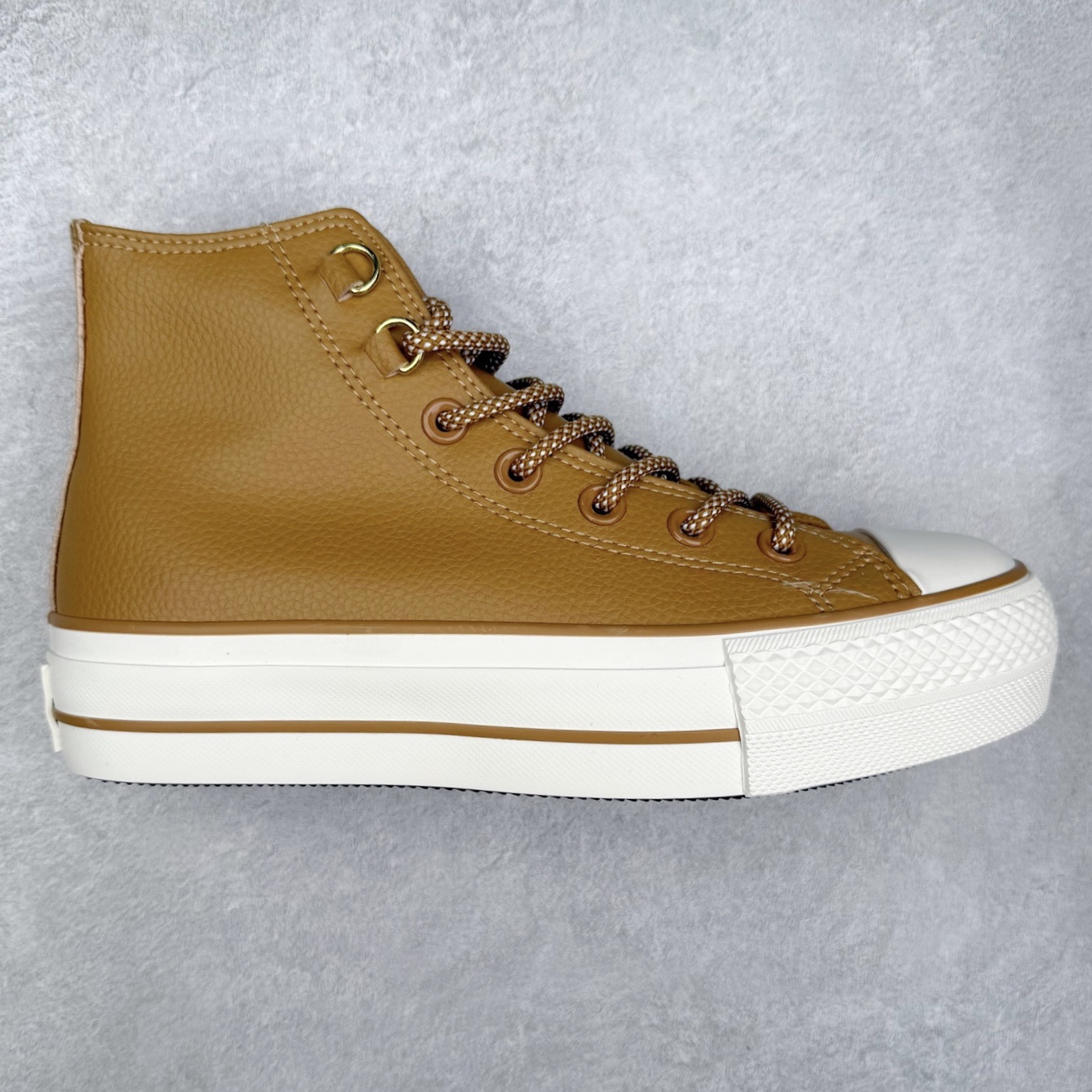 Converse All Star LIFT 厚底皮面鞋 鞋款色调营造温馨柔和氛围，百搭属性适配多样风格。双鞋带设计极具创意，经典棉布鞋带简约质朴，延续品牌传统;圆形花纹鞋带个性独特，为鞋履增添活泼与精致。鞋带可经后侧布扣，穿过布圈再绕回前方绑系，丰富系法，满足多元审美与搭配需求。厚底不仅提升视觉高度，更带来舒适缓震体验。无论是日常通勤还是休闲出街，该鞋款都能让你在舒适中尽显时尚品味 货号：A14517C 奶白色 货号：A14518C 棕色 尺码：35 36 36.5 37 37.5 38 39 39.5 40 41 41.5 42 42.5 43 44-选品中心