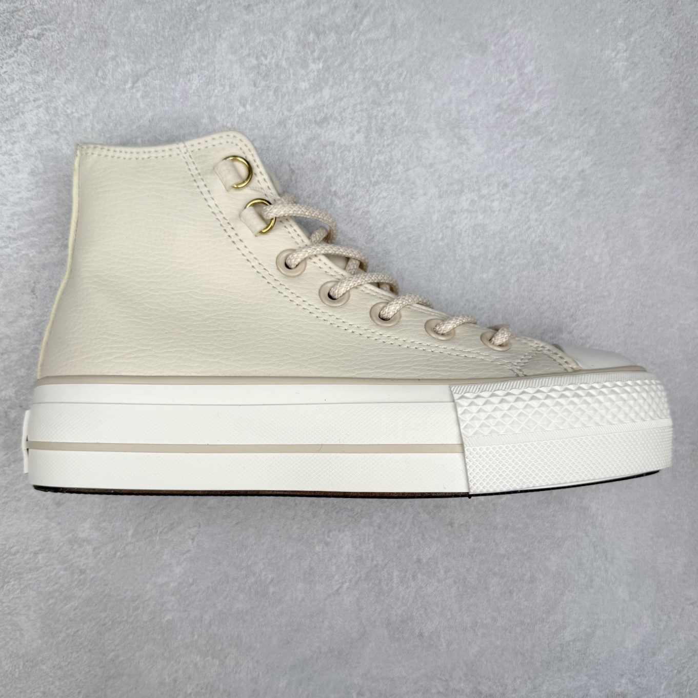Converse All Star LIFT 厚底皮面鞋 鞋款色调营造温馨柔和氛围，百搭属性适配多样风格。双鞋带设计极具创意，经典棉布鞋带简约质朴，延续品牌传统;圆形花纹鞋带个性独特，为鞋履增添活泼与精致。鞋带可经后侧布扣，穿过布圈再绕回前方绑系，丰富系法，满足多元审美与搭配需求。厚底不仅提升视觉高度，更带来舒适缓震体验。无论是日常通勤还是休闲出街，该鞋款都能让你在舒适中尽显时尚品味 货号：A14517C 奶白色 货号：A14518C 棕色 尺码：35 36 36.5 37 37.5 38 39 39.5 40 41 41.5 42 42.5 43 44-选品中心