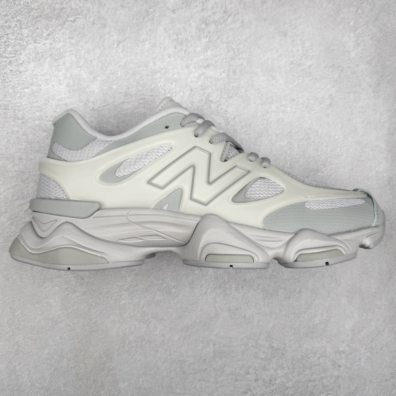 New Balance NB9060 复古运动鞋 新百伦又带来了新鞋型 并且是与芝加哥街头品牌 Joe Freshgoods 的联名款 鞋身主体采用了类似 990 系列的设计风格 与传统复古慢跑鞋区别不大 最大的变化就是鞋底部分 在传统设计的中底外层 增加了多个分区的模块 圆润的线条设计与我们熟悉的 New Balance 风格截然不同 但与同样充满弧形线条的鞋面搭配 看起来毫无违和感 尺码：36-45-选品中心