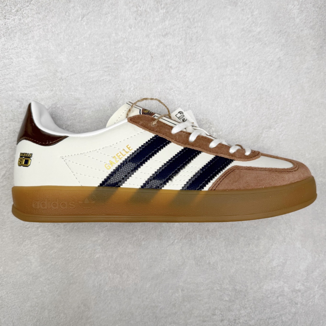 AD Gazelle Indoor Trainers 羚羊内训系列低帮复古百搭休闲运动德训风板鞋 JP9221 90年代经典的复刻版！自60年代以足球训练鞋面世以来,Gazelle就以其经典设计席卷全球。1991年版本的复刻,再造经典Gazelle。采用皮革打造,搭配浊色细节,让这款经典更加简约。尺码：36 36⅔ 37⅓ 38 38⅔ 39⅓ 40 40⅔ 41⅓ 42 42⅔ 43⅓ 44⅓ 44⅔ 45-选品中心