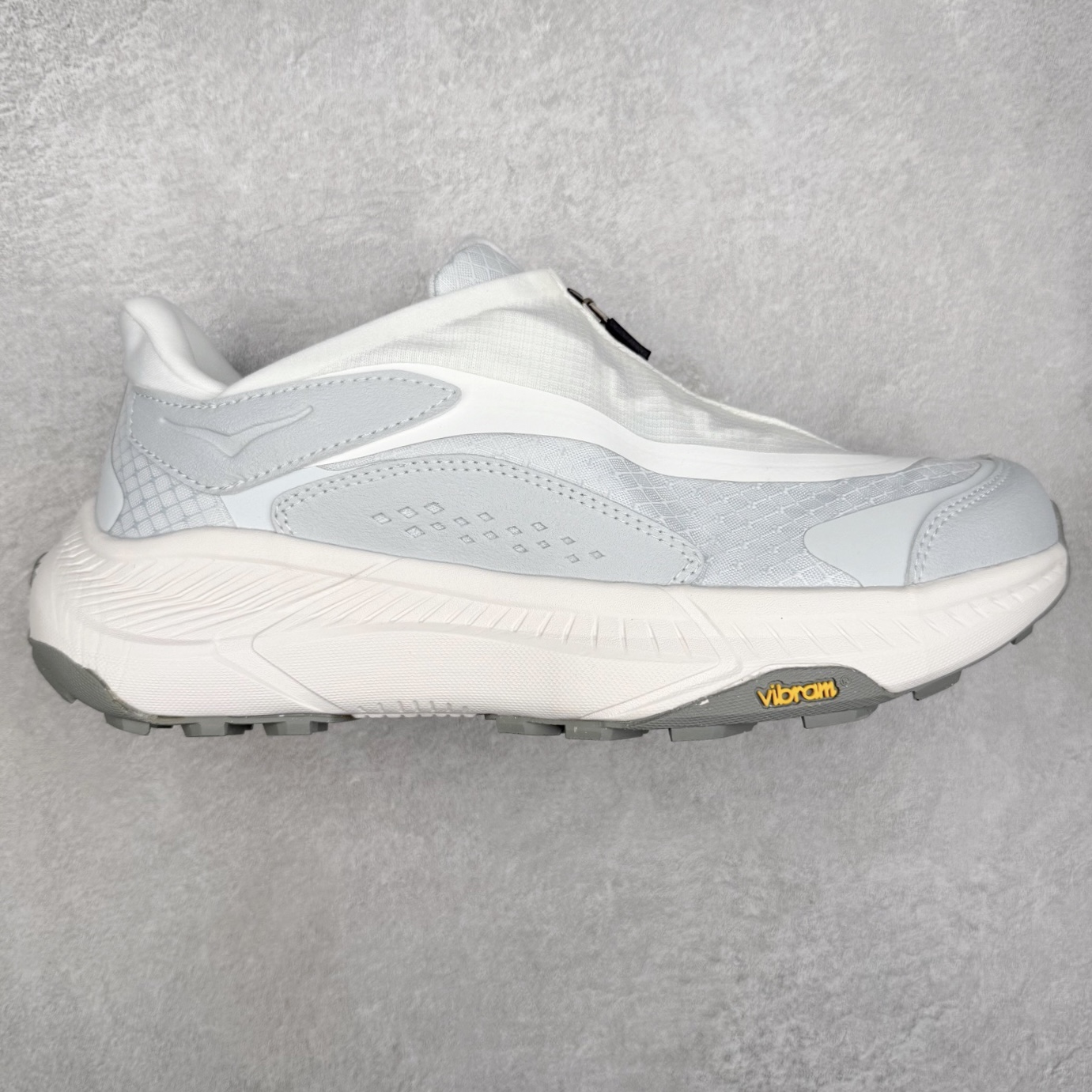 HOKA ONE ONE PROJECT TRANSPORT 舒适百搭防滑耐磨低帮生活休闲鞋 男女同款 HOKA ONE ONE是来自美国的跑步鞋知名品牌，创立于2009年，始终致力于为所有跑者提供更新、更好的跑步装备。相比常规跑鞋，HOKA ONE ONE特别研发使用性能独特的几何形跑鞋中底，此种鞋底更厚、更高、回弹性也更好，除了卓越的缓冲性能，它还能內各种阶段的跑者带来更具动感、更加稳定的跑步体验。HOKAONE ONE从设计之初就清楚意识到，要保证跑者步幅的均匀一致，双脚自然而然的运动至关重要。尺码：36 36.5 37.5 38 38.5 39 40 40.5 41 42 42.5 43 44 44.5 45-选品中心