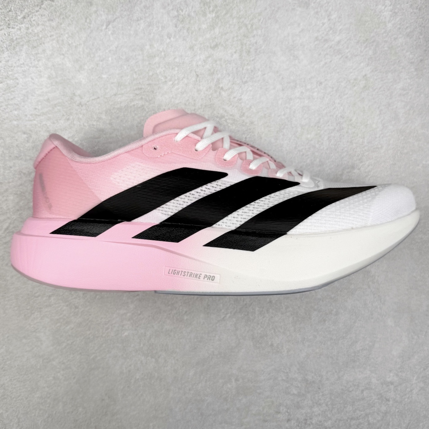 AD Adizero EVO SL 马拉松竞速专业跑鞋 CELERMESH针织网面非常轻薄 纤维间的缝隙很大 可以保证跑步时的透气、排汗效果 鞋舌直接与两侧的内衬和鞋底连接在一起 在跑步过程中不会被鞋舌的左右移动所困扰 在标准鞋带孔的基础上再拓宽一组鞋带孔 适合不同脚型的需求 突破性 EnergyRods 技术，有助于跑者实现更好的成绩 中底独特的LIGHTSTRIKE PRO泡棉材质 微弹感觉在跑步过程中给予了良好的支撑体验 对于顶级精英和高水平进阶跑者来说 ADIOS PRO是一双值得信赖的竞速比赛用鞋 尺码：36 36.5 37.5 38 38.5 39 40 40.5 41 42 42.5 43 44 44.5 45-选品中心