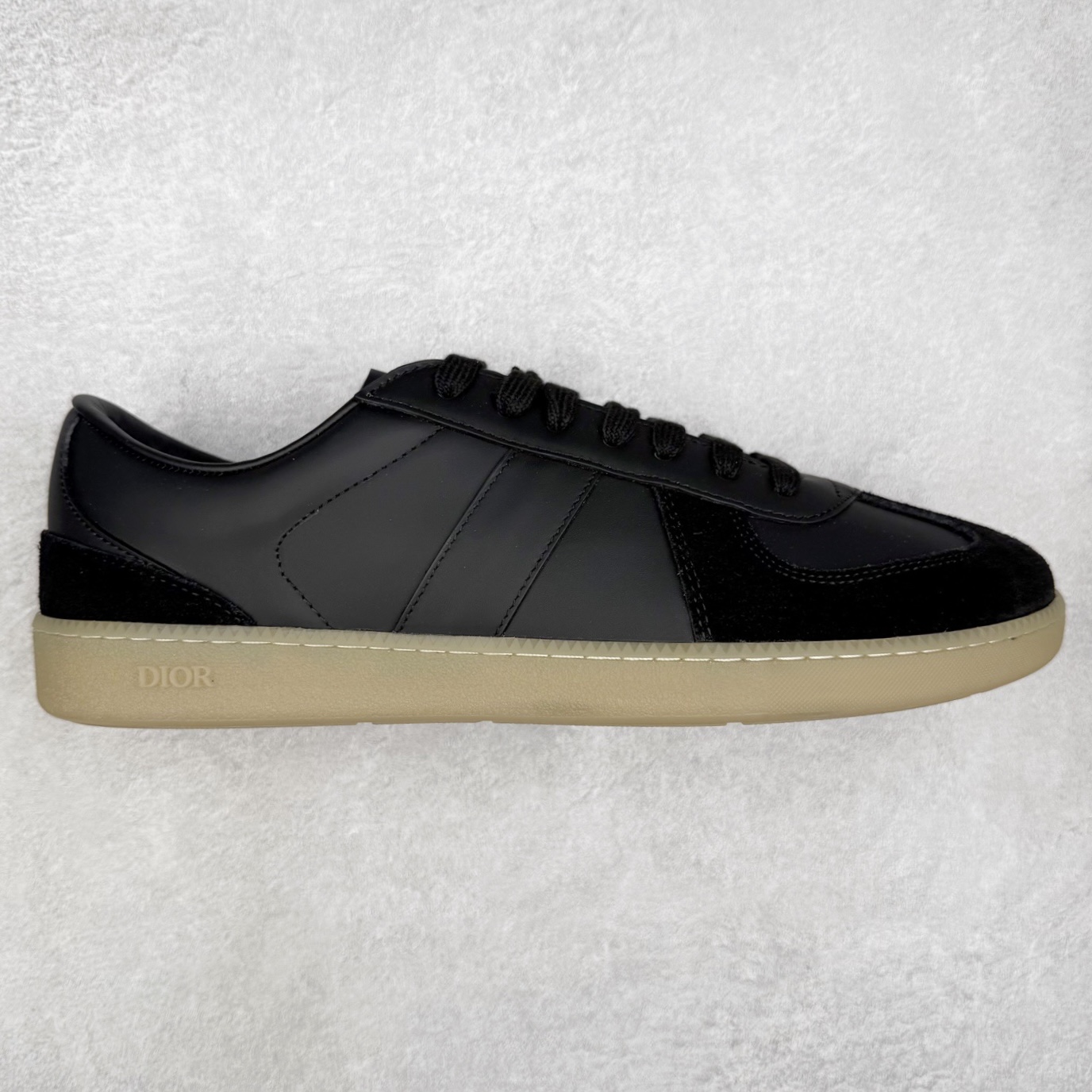 Dior迪奥 Matchpoint 2025最新 B01系列 德训鞋休闲运动鞋 原版购入开发 做货 这款 B01 Matchpoint运动鞋是二零二五秋季系列新品，标志着 Dior 经典款式的回归，以时尚优雅的廓形重新诠释。采用黑色和白色光滑牛皮革精心制作，饰以灰色绒面革拼接提升格调。鞋舌和内部侧面饰以 Dior 标志，鞋后跟饰以 CD Icon 标志。搭配琥珀色橡胶鞋底，点缀以 Dior 标志，可与 Dior Icons 限定系列的各式造型搭配，打造精致造型 配送专柜精美包装🛍📦 ▪️ 面料 ： 原版定制进口头层牛皮 ▪️ 内里 ： 柔软进口牛皮里 ▪️ 鞋底 ： 原版开模防滑TPU材质 ▪️ 底厚 ：2.5CM ▪️ 尺码： 39-45-选品中心