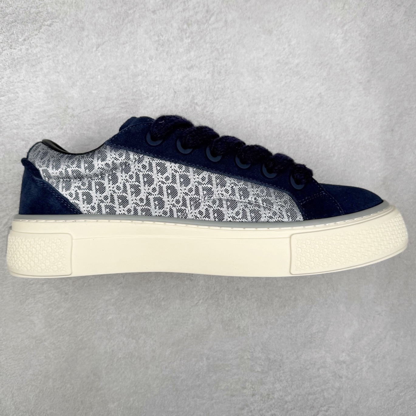 ＃纯原 Dior B33 迪奥印花系带时尚运动板鞋网球鞋 全套原厂新版原纸板楦头开发 原厂特供皮料加持 原档数据大底 高频字母排版细节 还原 Zp 高端零售特供批次 2023秋季新品 彰显非凡的精湛工艺 重新诠释经典的网球鞋 时尚的廓形突显厚实感 采用全新的拉绒马海毛针织面料 突显柔软触感与富有层次感的流行色彩 搭配棕色绒面革镶片提升格调 别具一格的加垫鞋舌点缀以压花效果Dior标志 后侧点缀以Dior 30Avenue Montaigne标志 可为各式休闲造型增添时尚气质 尺码：40 41 42 43 44 45 46-选品中心