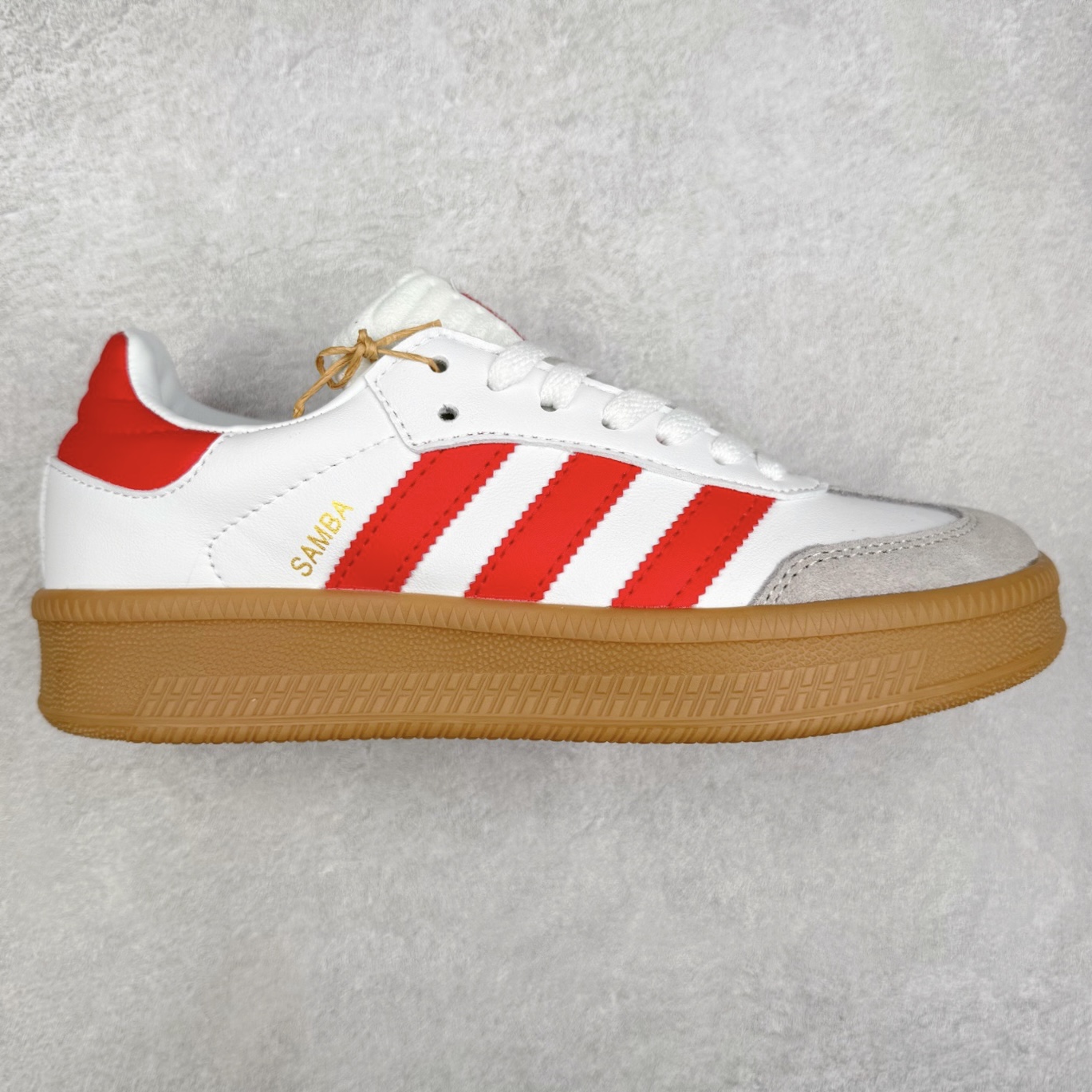 图片[9]-＃福利特价 AD Samba XLG 桑巴舞加大厚底版系列德训风百搭松糕休闲运动板鞋生胶底 自Originals Samba成功借势Blokecore风潮一跃成为街头巷尾的焦点鞋款后,不论是围绕Samba本身打造的各式「变种版本」,还是以Samba为蓝本打造联名鞋款,都成为了时尚潮流人士日常穿搭首选。Samba XLG是adidas Originals不断扩展XLG系列的一部分,旨在与年轻文化相契合,迎合那些希望通过个性时尚表达自我而不愿牺牲舒适度的年轻群体。街头时尚领域的Gen Z特别偏爱宽松的穿着风格。Samba XLG针对这一点做了创新。它在延续Samba OG经典设计的基础上,迎合年轻群体的穿着习惯,重塑为宽大的鞋身比例轮廓以及加厚中底,让消费者轻松展示自己独特的风格。全新的Samba XLG系列不仅迎合了当下年轻群体的穿搭习惯,加宽了鞋身比例以及将中底进一步增厚,在视觉比例上更加饱满,同时还保留了经典Samba的细节,这样一来,鞋迷朋友在穿搭上不仅能更加个性化,而且还能延续一定的复古感受。尺码：36 36⅔ 37⅓ 38 38⅔ 39⅓ 40 40⅔ 41⅓ 42 42⅔ 43⅓ 44 45-选品中心